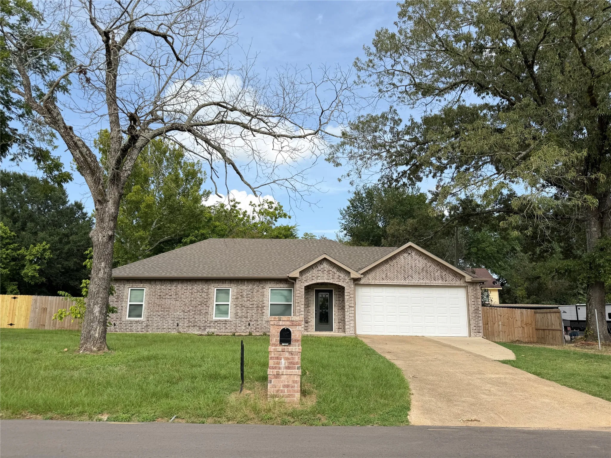 Single Family Residence For Sale in Camp County , 449 Cypress Street, Pittsburg, Texas 75686, 3 Bedroom, 2 Bathroom, 2 Garage spaces, 1,500 Sqft, built in 1986, mls#21335355, Real Estate Agent in Pittsburg, Homes For Sale in Camp county, Homes For Sale in Pittsburg, Realtor in Pittsburg Texas, Real Estate Brokerage Independent Realty Texas, Luminita Cordes Realtor