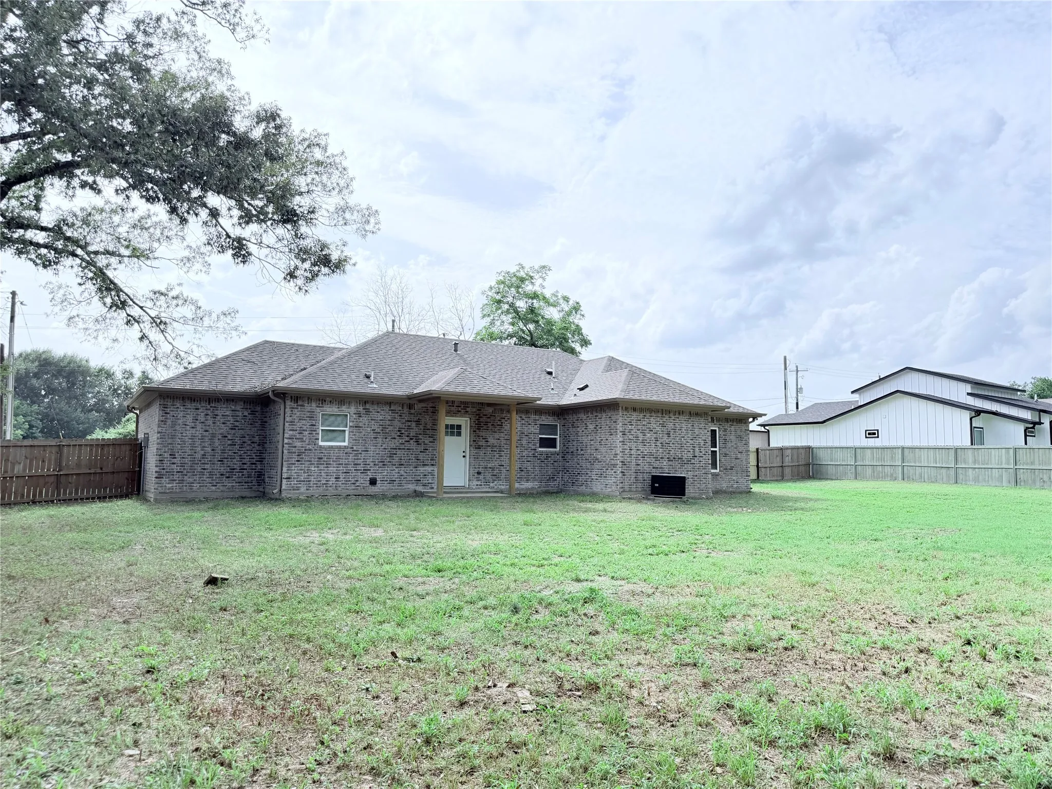 Single Family Residence For Sale in Camp County , 449 Cypress Street, Pittsburg, Texas 75686, 3 Bedroom, 2 Bathroom, 2 Garage spaces, 1,500 Sqft, built in 1986, mls#21335355, Real Estate Agent in Pittsburg, Homes For Sale in Camp county, Homes For Sale in Pittsburg, Realtor in Pittsburg Texas, Real Estate Brokerage Independent Realty Texas, Luminita Cordes Realtor