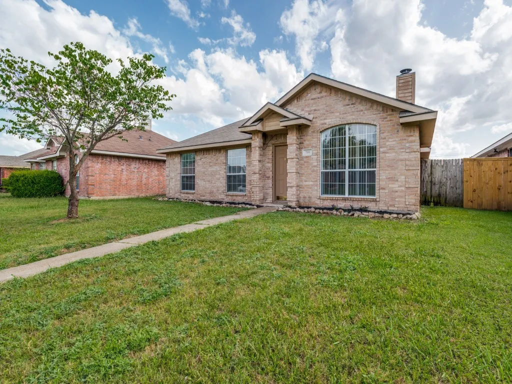 Single Family Residence For Sale in Dallas County , 709 Catalina Drive, Lancaster, Texas 75146, 3 Bedroom, 2 Bathroom, 2 Garage spaces, 1,689 Sqft, built in 1998, mls#21335448, Real Estate Agent in Lancaster, Homes For Sale in Dallas county, Homes For Sale in Lancaster, Realtor in Lancaster Texas, Real Estate Brokerage Independent Realty Texas, Luminita Cordes Realtor