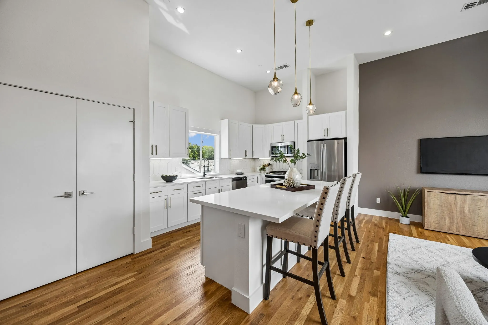 Condominium For Sale in Dallas County , 2611 Hondo Avenue 102, Dallas, Texas 75219, 2 Bedroom, 3 Bathroom, 2 Garage spaces, 1,595 Sqft, built in 2019, mls#21332901, Real Estate Agent in Dallas, Homes For Sale in Dallas county, Homes For Sale in Dallas, Realtor in Dallas Texas, Real Estate Brokerage Independent Realty Texas, Luminita Cordes Realtor