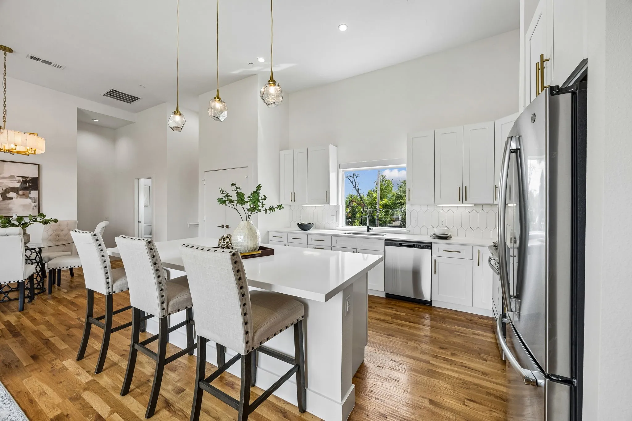 Condominium For Sale in Dallas County , 2611 Hondo Avenue 102, Dallas, Texas 75219, 2 Bedroom, 3 Bathroom, 2 Garage spaces, 1,595 Sqft, built in 2019, mls#21332901, Real Estate Agent in Dallas, Homes For Sale in Dallas county, Homes For Sale in Dallas, Realtor in Dallas Texas, Real Estate Brokerage Independent Realty Texas, Luminita Cordes Realtor