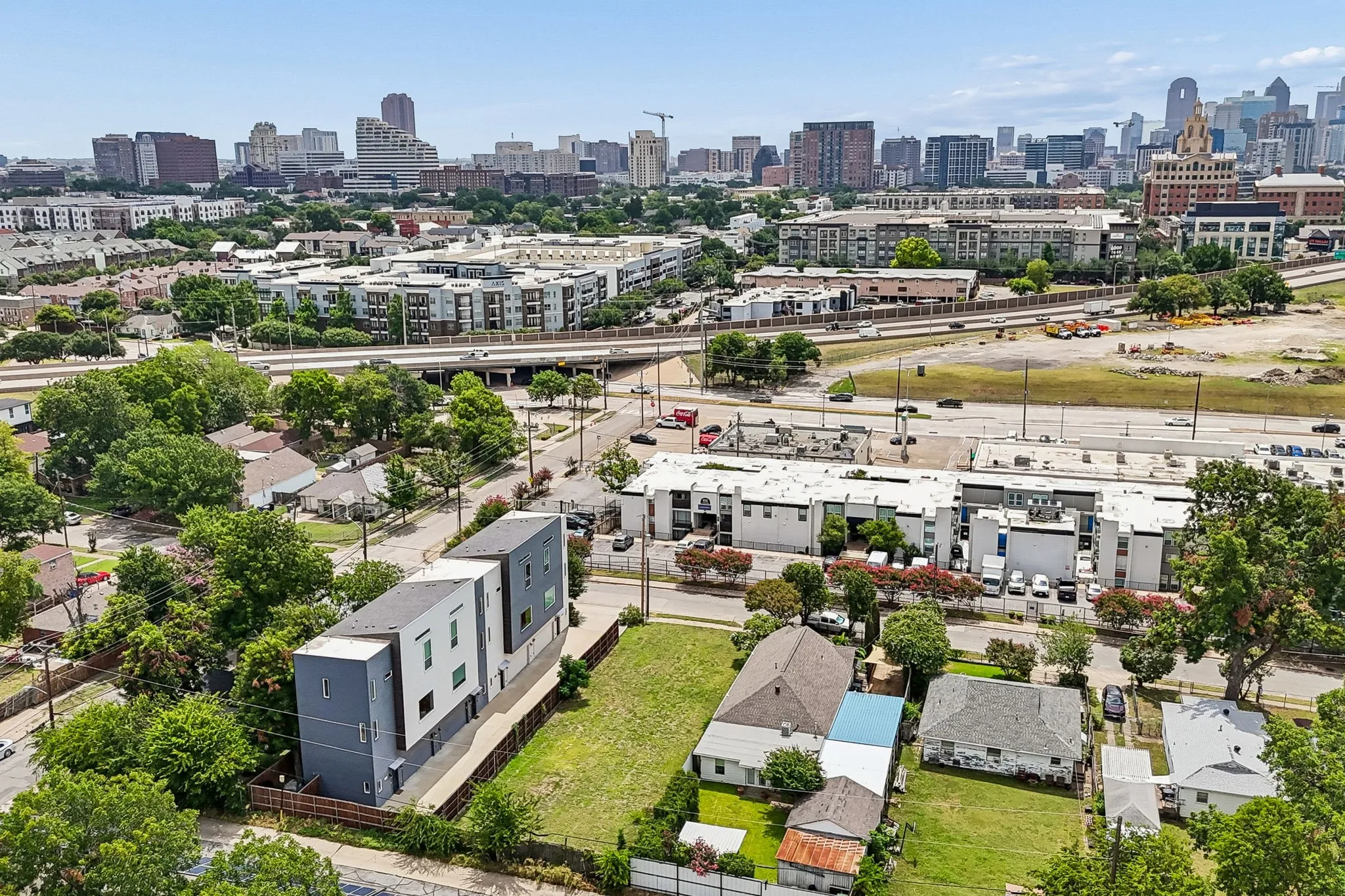 Condominium For Sale in Dallas County , 2611 Hondo Avenue 102, Dallas, Texas 75219, 2 Bedroom, 3 Bathroom, 2 Garage spaces, 1,595 Sqft, built in 2019, mls#21332901, Real Estate Agent in Dallas, Homes For Sale in Dallas county, Homes For Sale in Dallas, Realtor in Dallas Texas, Real Estate Brokerage Independent Realty Texas, Luminita Cordes Realtor