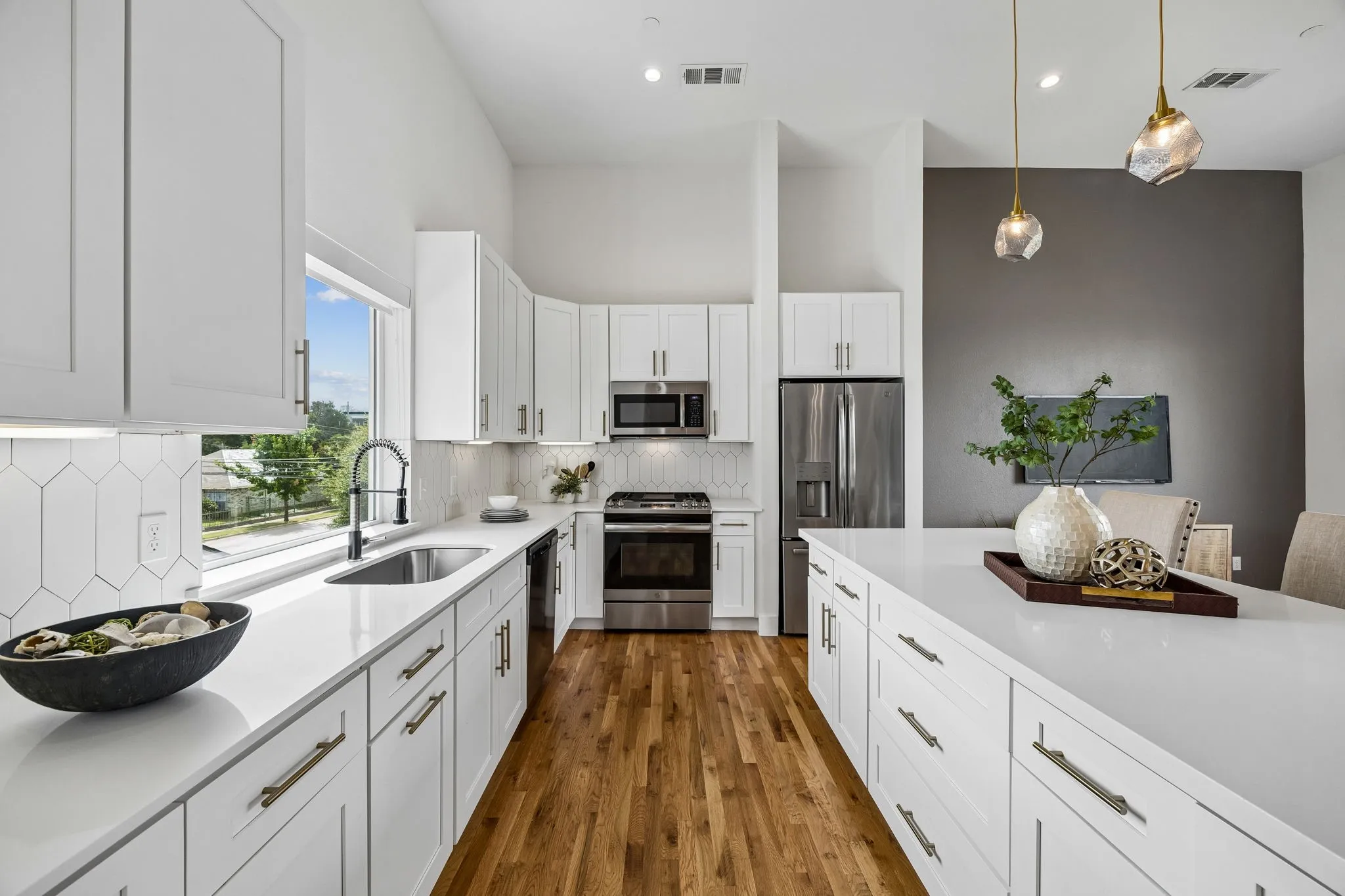 Condominium For Sale in Dallas County , 2611 Hondo Avenue 102, Dallas, Texas 75219, 2 Bedroom, 3 Bathroom, 2 Garage spaces, 1,595 Sqft, built in 2019, mls#21332901, Real Estate Agent in Dallas, Homes For Sale in Dallas county, Homes For Sale in Dallas, Realtor in Dallas Texas, Real Estate Brokerage Independent Realty Texas, Luminita Cordes Realtor