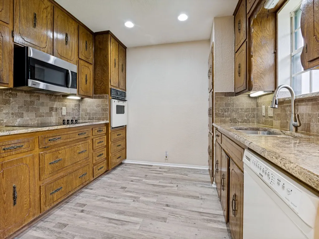 Single Family Residence For Rent in Tarrant County , 1620 Post Oak Drive, Bedford, Texas 76021, 3 Bedroom, 2 Bathroom, 2 Garage spaces, 1,514 Sqft, built in 1978, mls#21334969, Real Estate Agent in Bedford, Homes For Rent in Tarrant county, Homes For Rent in Bedford, Realtor in Bedford Texas, Real Estate Brokerage Independent Realty Texas, Luminita Cordes Realtor
