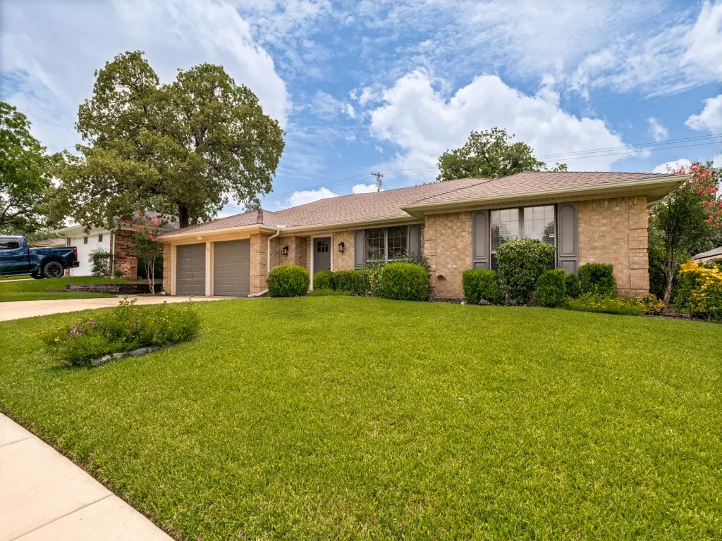Single Family Residence For Rent in Tarrant County , 1620 Post Oak Drive, Bedford, Texas 76021, 3 Bedroom, 2 Bathroom, 2 Garage spaces, 1,514 Sqft, built in 1978, mls#21334969, Real Estate Agent in Bedford, Homes For Rent in Tarrant county, Homes For Rent in Bedford, Realtor in Bedford Texas, Real Estate Brokerage Independent Realty Texas, Luminita Cordes Realtor