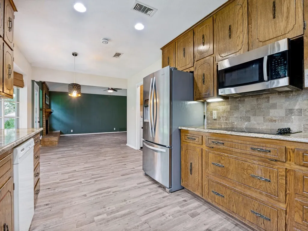 Single Family Residence For Rent in Tarrant County , 1620 Post Oak Drive, Bedford, Texas 76021, 3 Bedroom, 2 Bathroom, 2 Garage spaces, 1,514 Sqft, built in 1978, mls#21334969, Real Estate Agent in Bedford, Homes For Rent in Tarrant county, Homes For Rent in Bedford, Realtor in Bedford Texas, Real Estate Brokerage Independent Realty Texas, Luminita Cordes Realtor