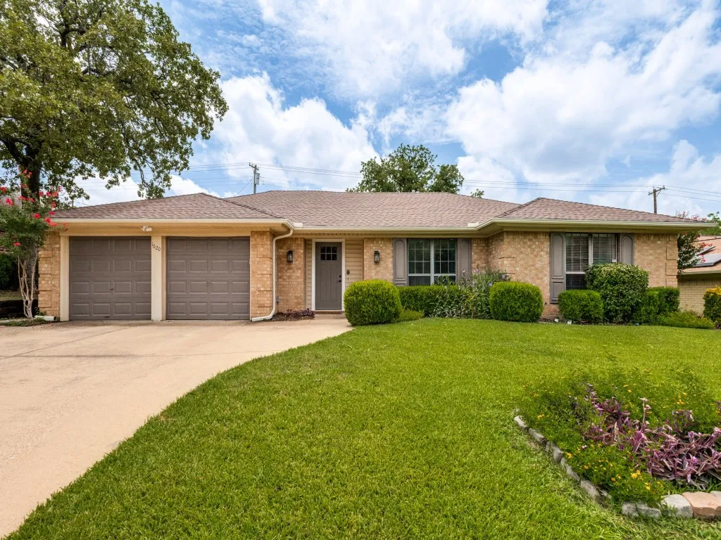 Single Family Residence For Rent in Tarrant County , 1620 Post Oak Drive, Bedford, Texas 76021, 3 Bedroom, 2 Bathroom, 2 Garage spaces, 1,514 Sqft, built in 1978, mls#21334969, Real Estate Agent in Bedford, Homes For Rent in Tarrant county, Homes For Rent in Bedford, Realtor in Bedford Texas, Real Estate Brokerage Independent Realty Texas, Luminita Cordes Realtor