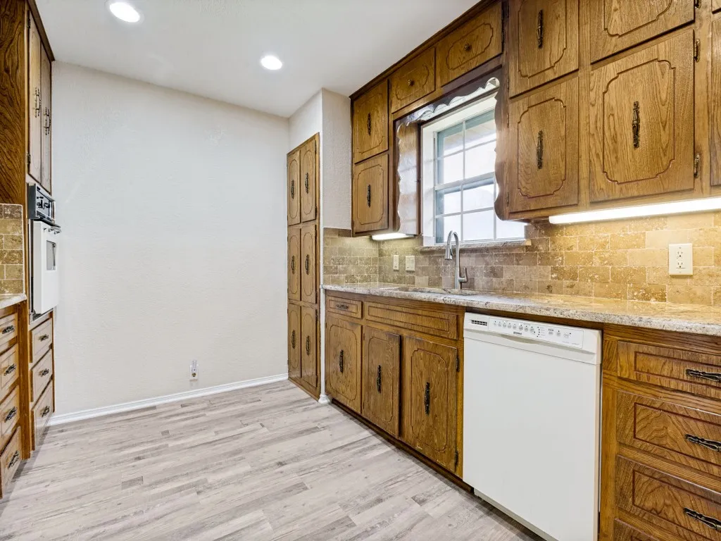Single Family Residence For Rent in Tarrant County , 1620 Post Oak Drive, Bedford, Texas 76021, 3 Bedroom, 2 Bathroom, 2 Garage spaces, 1,514 Sqft, built in 1978, mls#21334969, Real Estate Agent in Bedford, Homes For Rent in Tarrant county, Homes For Rent in Bedford, Realtor in Bedford Texas, Real Estate Brokerage Independent Realty Texas, Luminita Cordes Realtor