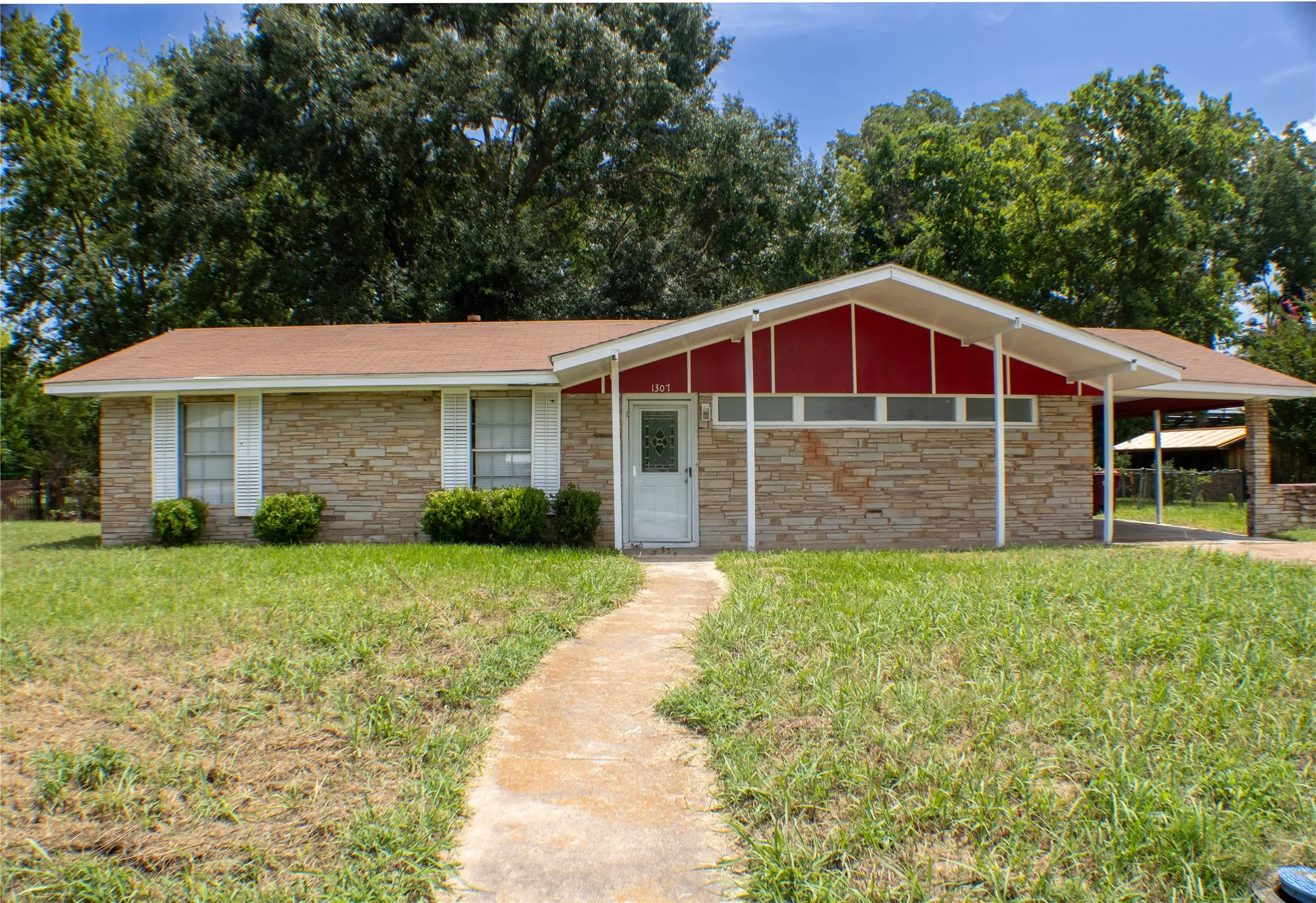 Single Family Residence For Sale in Red River (TX) County , 1307 S Delaware Street, Clarksville, Texas 75426, 3 Bedroom, 1 Bathroom, Garage spaces, 1,422 Sqft, built in 1966, mls#21335459, Real Estate Agent in Clarksville, Homes For Sale in Red River (TX) county, Homes For Sale in Clarksville, Realtor in Clarksville Texas, Real Estate Brokerage Independent Realty Texas, Luminita Cordes Realtor