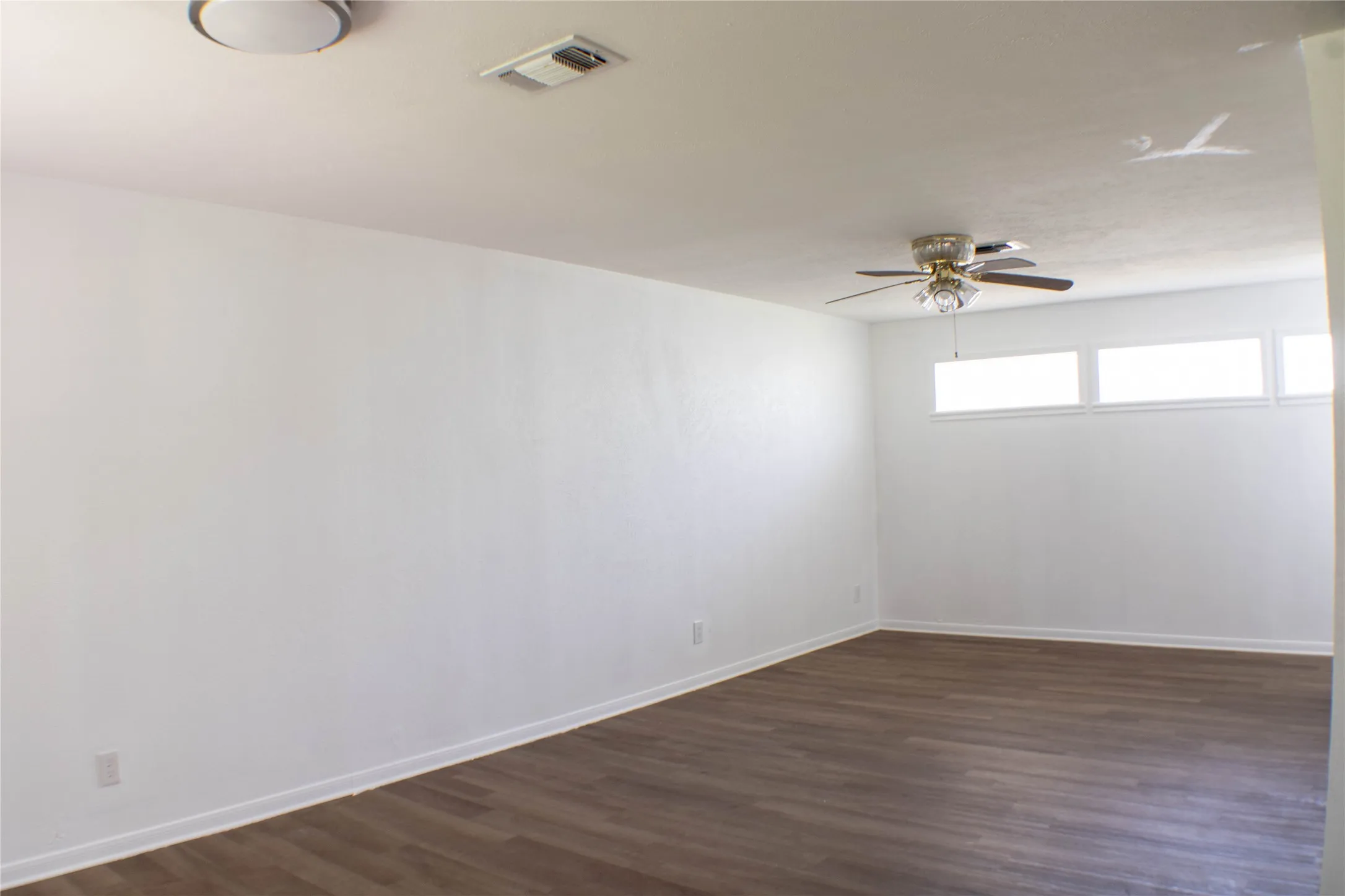 Single Family Residence For Sale in Red River (TX) County , 1307 S Delaware Street, Clarksville, Texas 75426, 3 Bedroom, 1 Bathroom, Garage spaces, 1,422 Sqft, built in 1966, mls#21335459, Real Estate Agent in Clarksville, Homes For Sale in Red River (TX) county, Homes For Sale in Clarksville, Realtor in Clarksville Texas, Real Estate Brokerage Independent Realty Texas, Luminita Cordes Realtor