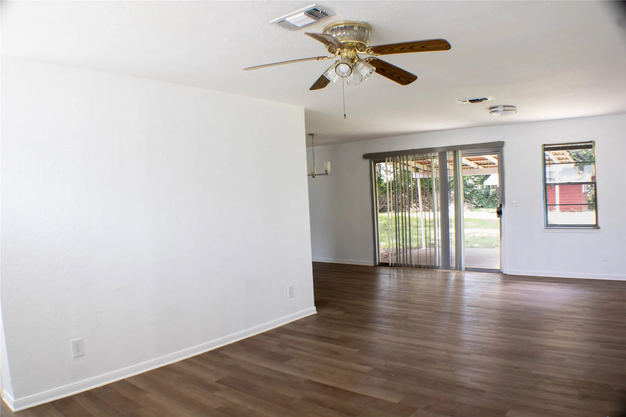 Single Family Residence For Sale in Red River (TX) County , 1307 S Delaware Street, Clarksville, Texas 75426, 3 Bedroom, 1 Bathroom, Garage spaces, 1,422 Sqft, built in 1966, mls#21335459, Real Estate Agent in Clarksville, Homes For Sale in Red River (TX) county, Homes For Sale in Clarksville, Realtor in Clarksville Texas, Real Estate Brokerage Independent Realty Texas, Luminita Cordes Realtor