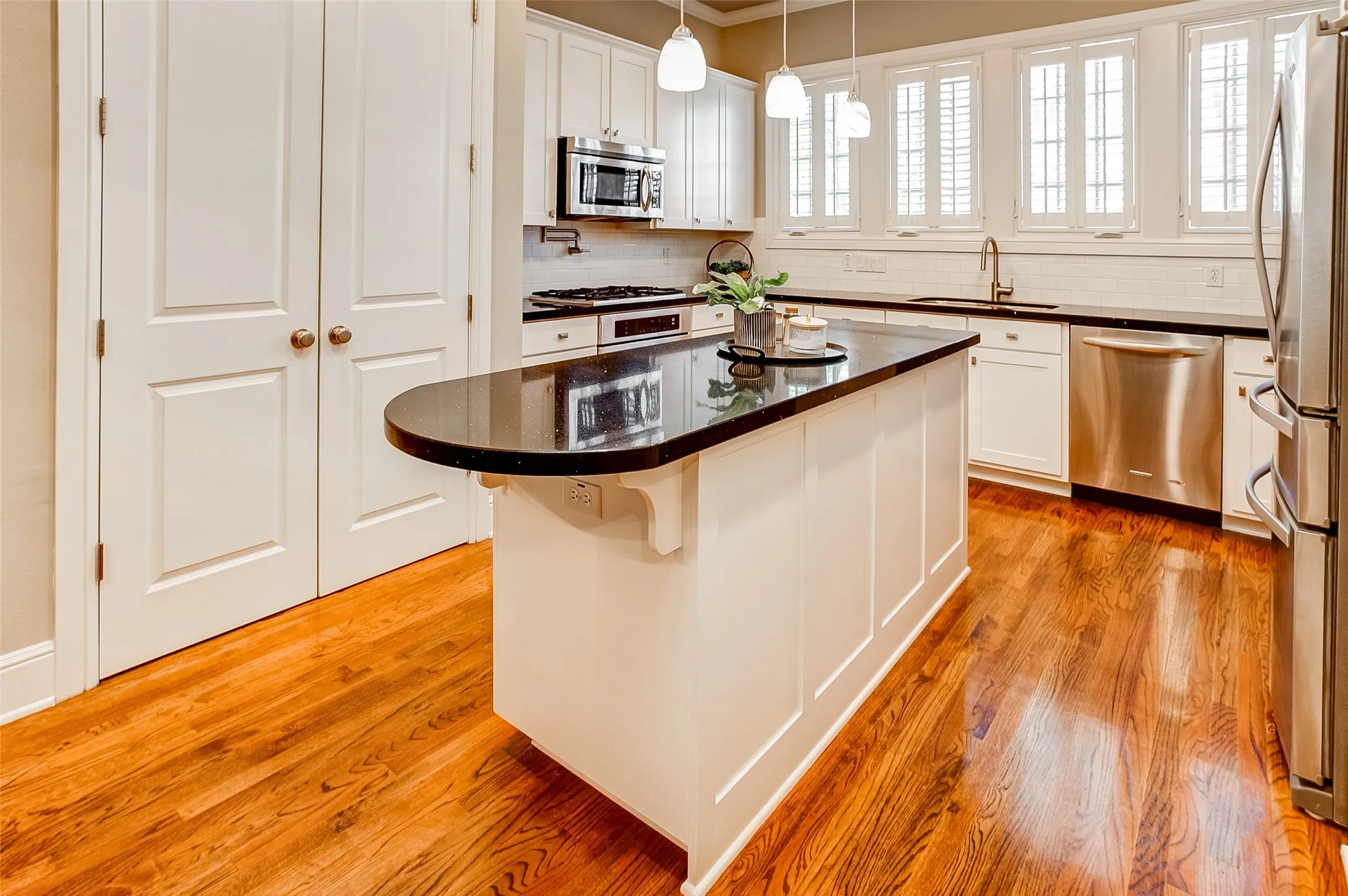 Townhouse For Rent in Tarrant County , 4703 Dexter Avenue, Fort Worth, Texas 76107, 3 Bedroom, 3 Bathroom, 2 Garage spaces, 2,396 Sqft, built in 2007, mls#21334632, Real Estate Agent in Fort Worth, Homes For Rent in Tarrant county, Homes For Rent in Fort Worth, Realtor in Fort Worth Texas, Real Estate Brokerage Independent Realty Texas, Luminita Cordes Realtor