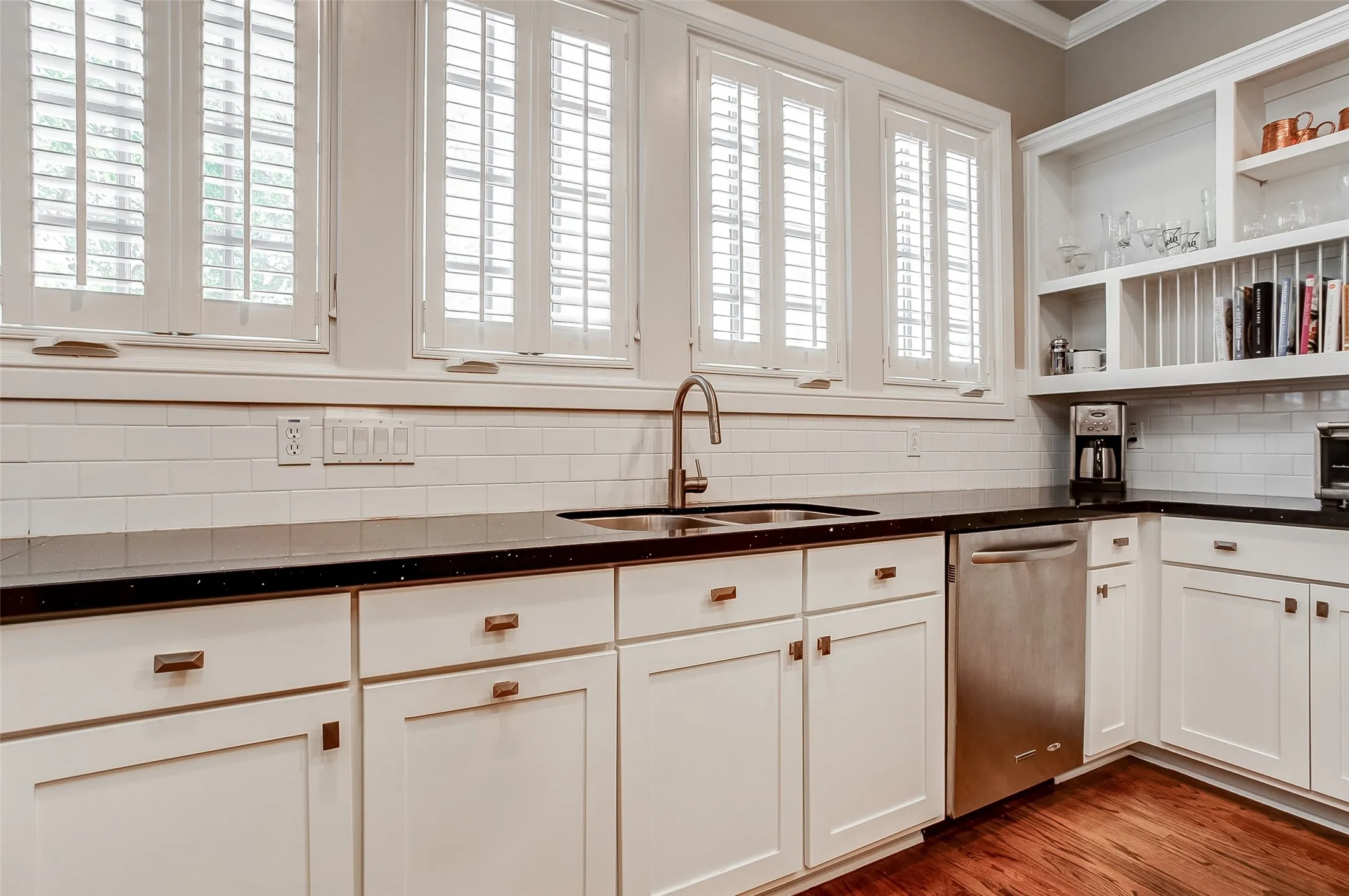 Townhouse For Rent in Tarrant County , 4703 Dexter Avenue, Fort Worth, Texas 76107, 3 Bedroom, 3 Bathroom, 2 Garage spaces, 2,396 Sqft, built in 2007, mls#21334632, Real Estate Agent in Fort Worth, Homes For Rent in Tarrant county, Homes For Rent in Fort Worth, Realtor in Fort Worth Texas, Real Estate Brokerage Independent Realty Texas, Luminita Cordes Realtor