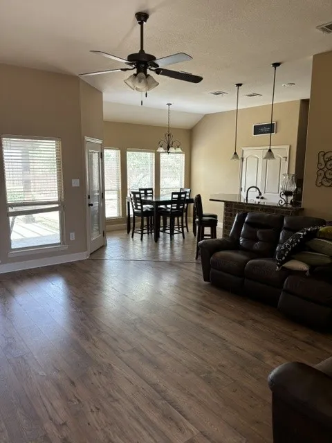 Single Family Residence For Sale in Ellis County , 209 Newcastle Street, Waxahachie, Texas 75165, 3 Bedroom, 2 Bathroom, 2 Garage spaces, 1,810 Sqft, built in 2012, mls#21335427, Real Estate Agent in Waxahachie, Homes For Sale in Ellis county, Homes For Sale in Waxahachie, Realtor in Waxahachie Texas, Real Estate Brokerage Independent Realty Texas, Luminita Cordes Realtor