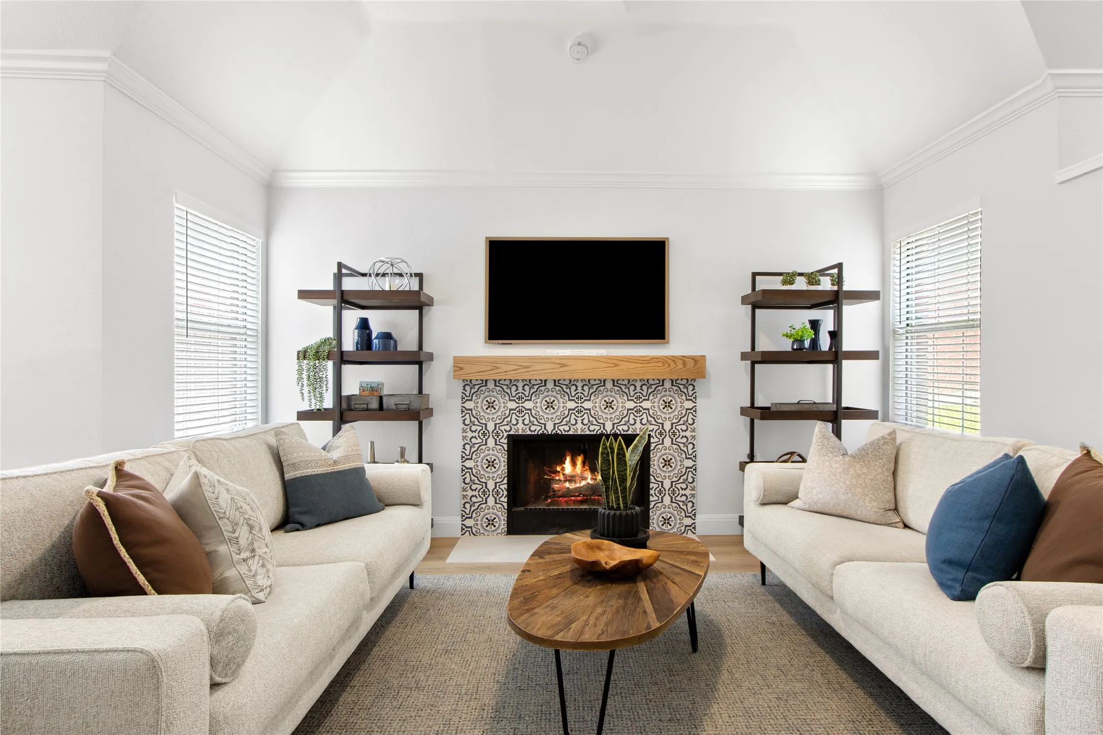 Living area with vaulted ceiling and crown molding