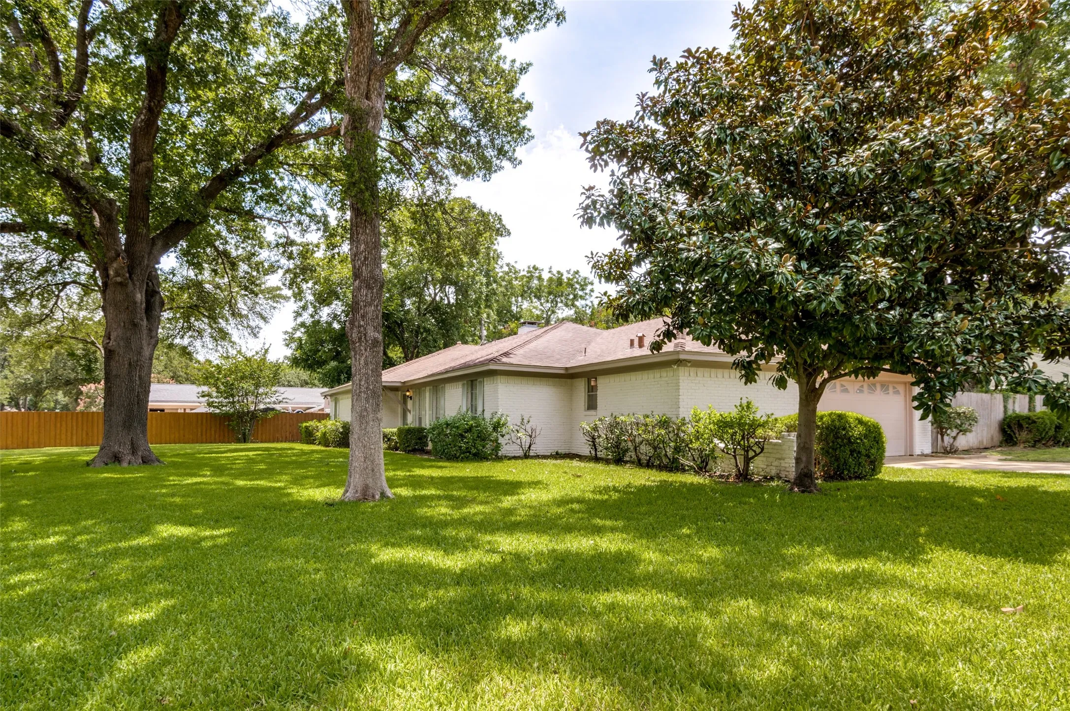 Single Family Residence For Sale in Tarrant County , 2221 Scarlet Lane, Grand Prairie, Texas 75050, 4 Bedroom, 3 Bathroom, 2 Garage spaces, 2,224 Sqft, built in 1968, mls#21334957, Real Estate Agent in Grand Prairie, Homes For Sale in Tarrant county, Homes For Sale in Grand Prairie, Realtor in Grand Prairie Texas, Real Estate Brokerage Independent Realty Texas, Luminita Cordes Realtor