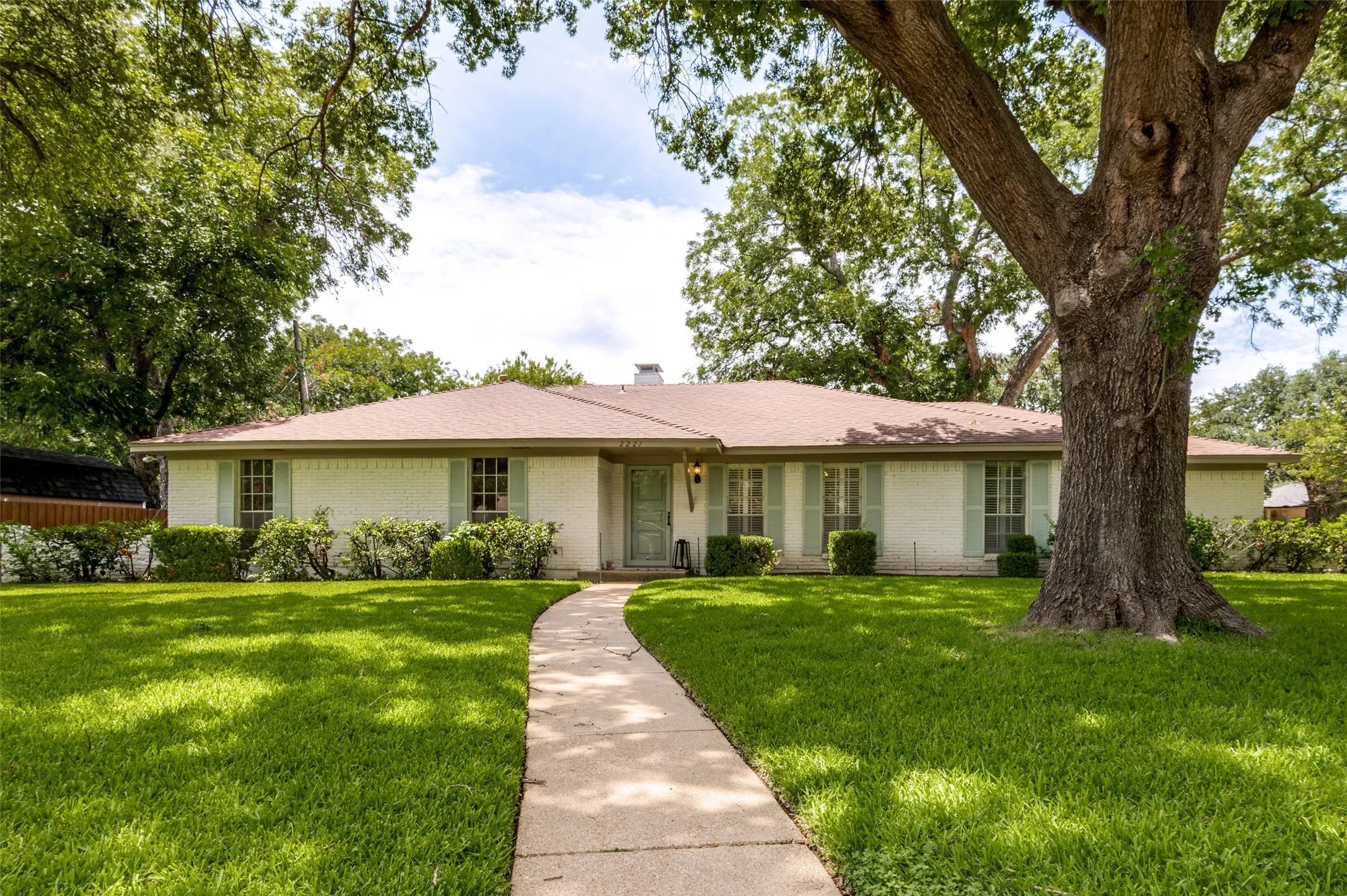 Single Family Residence For Sale in Tarrant County , 2221 Scarlet Lane, Grand Prairie, Texas 75050, 4 Bedroom, 3 Bathroom, 2 Garage spaces, 2,224 Sqft, built in 1968, mls#21334957, Real Estate Agent in Grand Prairie, Homes For Sale in Tarrant county, Homes For Sale in Grand Prairie, Realtor in Grand Prairie Texas, Real Estate Brokerage Independent Realty Texas, Luminita Cordes Realtor