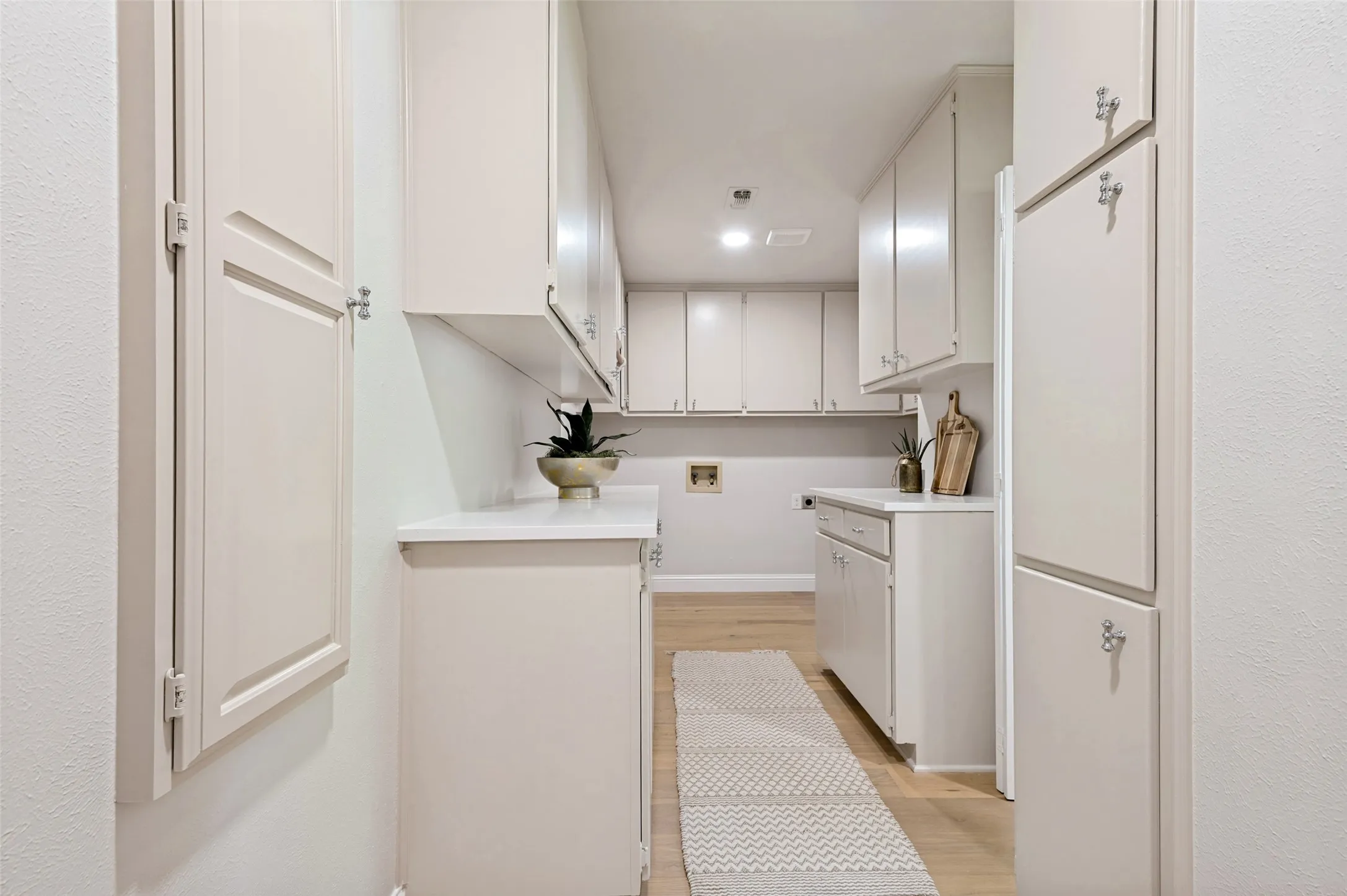 Single Family Residence For Sale in Tarrant County , 2221 Scarlet Lane, Grand Prairie, Texas 75050, 4 Bedroom, 3 Bathroom, 2 Garage spaces, 2,224 Sqft, built in 1968, mls#21334957, Real Estate Agent in Grand Prairie, Homes For Sale in Tarrant county, Homes For Sale in Grand Prairie, Realtor in Grand Prairie Texas, Real Estate Brokerage Independent Realty Texas, Luminita Cordes Realtor