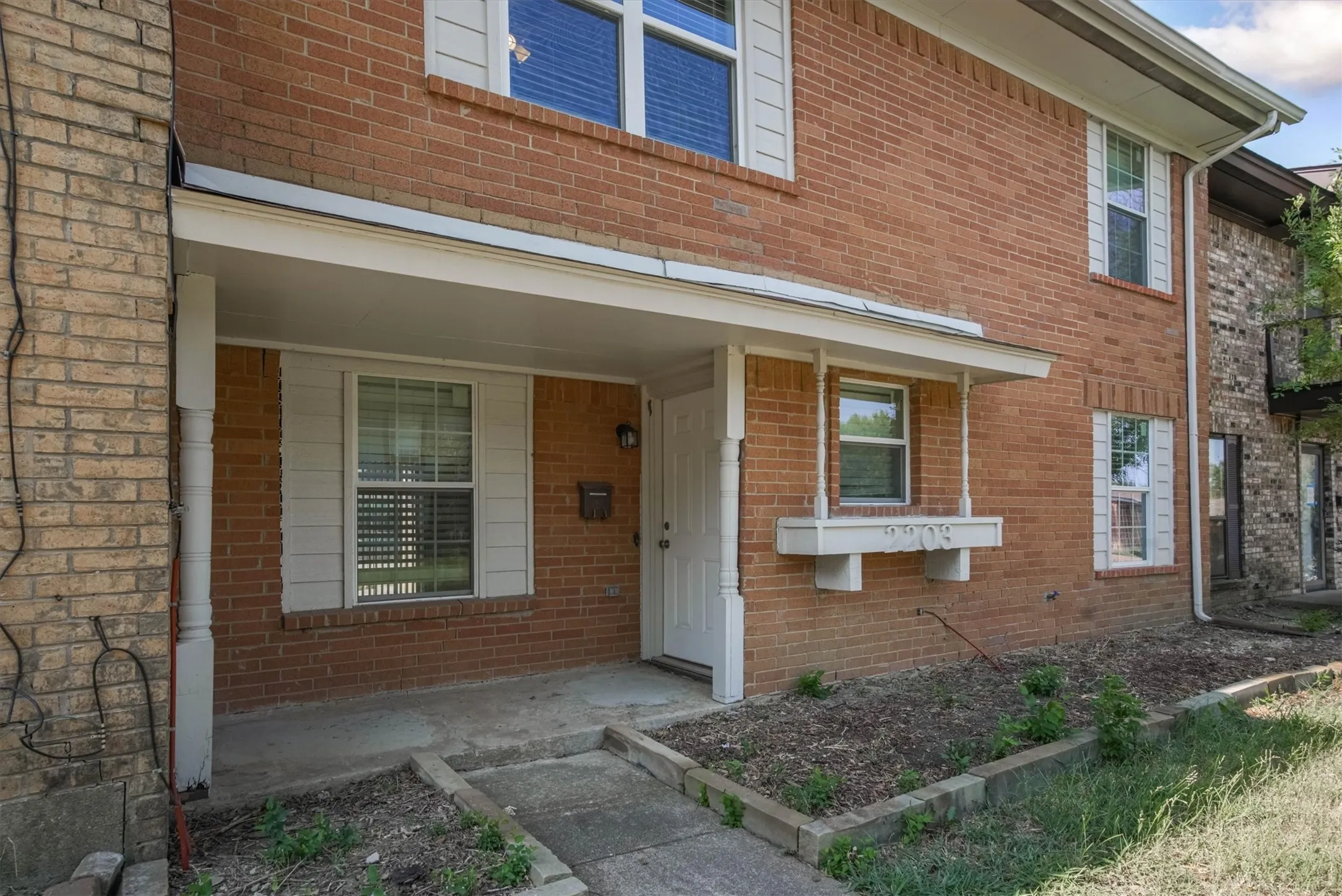 Townhouse For Rent in Denton County , 2203 Sheraton Drive, Carrollton, Texas 75007, 3 Bedroom, 3 Bathroom, Garage spaces, 1,374 Sqft, built in 1977, Price $1,995, mls#21330020, Real Estate Agent in Carrollton, Homes For Rent in Denton county, Homes For Rent in Carrollton, Realtor in Carrollton Texas, Real Estate Brokerage Independent Realty Texas, Luminita Cordes Realtor