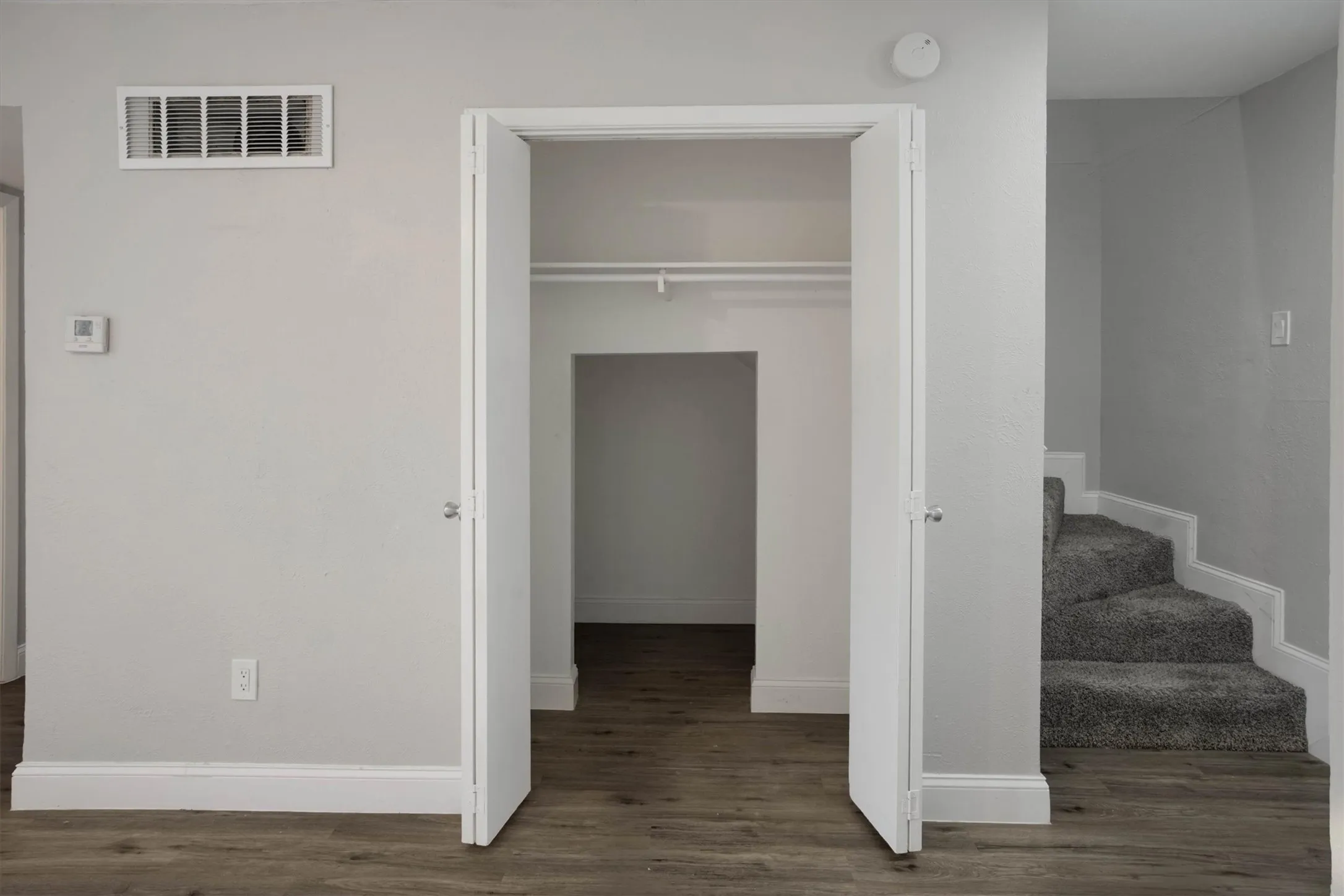 Townhouse For Rent in Denton County , 2203 Sheraton Drive, Carrollton, Texas 75007, 3 Bedroom, 3 Bathroom, Garage spaces, 1,374 Sqft, built in 1977, Price $1,995, mls#21330020, Real Estate Agent in Carrollton, Homes For Rent in Denton county, Homes For Rent in Carrollton, Realtor in Carrollton Texas, Real Estate Brokerage Independent Realty Texas, Luminita Cordes Realtor