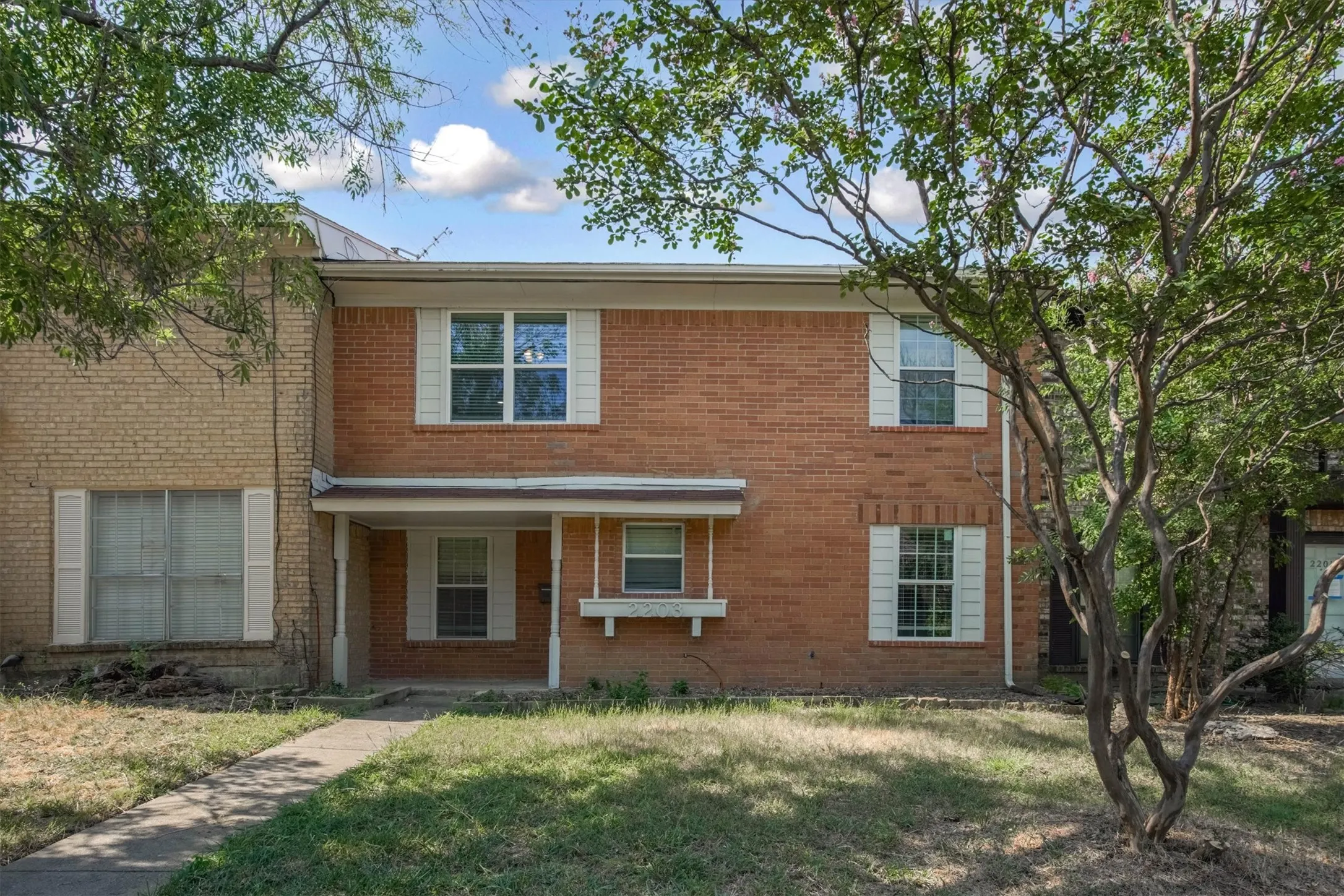 Townhouse For Rent in Denton County , 2203 Sheraton Drive, Carrollton, Texas 75007, 3 Bedroom, 3 Bathroom, Garage spaces, 1,374 Sqft, built in 1977, Price $1,995, mls#21330020, Real Estate Agent in Carrollton, Homes For Rent in Denton county, Homes For Rent in Carrollton, Realtor in Carrollton Texas, Real Estate Brokerage Independent Realty Texas, Luminita Cordes Realtor