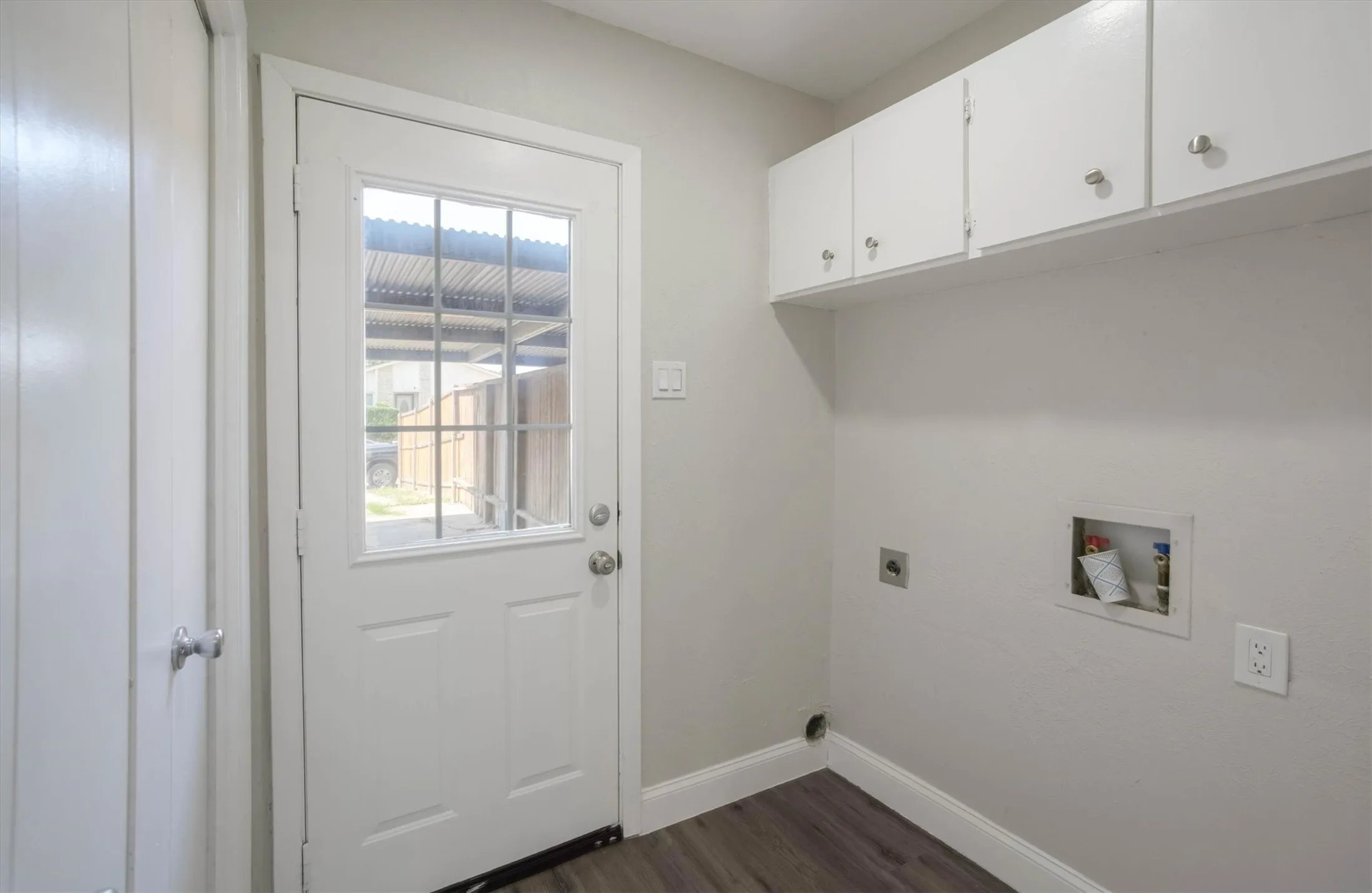 Townhouse For Rent in Denton County , 2203 Sheraton Drive, Carrollton, Texas 75007, 3 Bedroom, 3 Bathroom, Garage spaces, 1,374 Sqft, built in 1977, Price $1,995, mls#21330020, Real Estate Agent in Carrollton, Homes For Rent in Denton county, Homes For Rent in Carrollton, Realtor in Carrollton Texas, Real Estate Brokerage Independent Realty Texas, Luminita Cordes Realtor