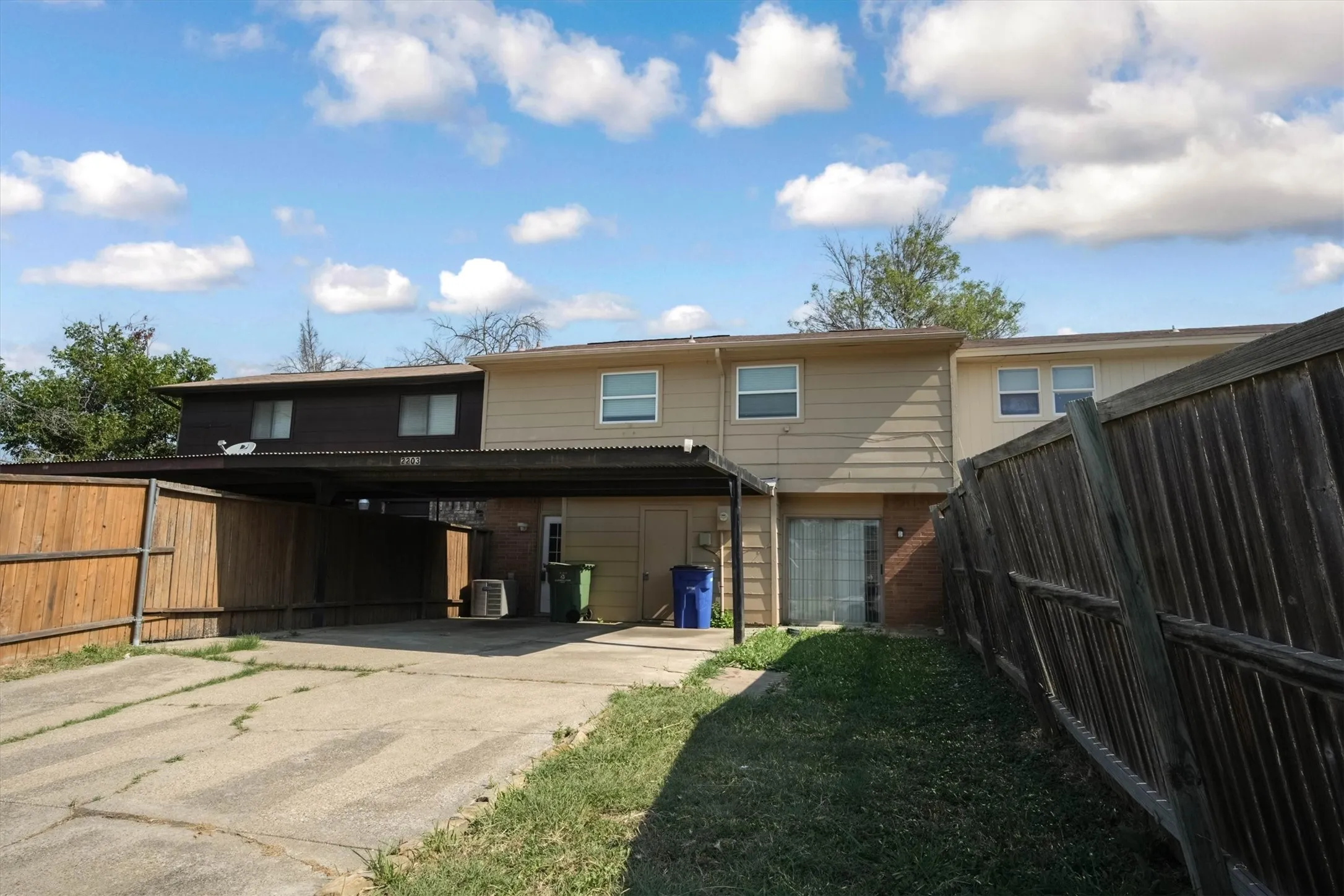 Townhouse For Rent in Denton County , 2203 Sheraton Drive, Carrollton, Texas 75007, 3 Bedroom, 3 Bathroom, Garage spaces, 1,374 Sqft, built in 1977, Price $1,995, mls#21330020, Real Estate Agent in Carrollton, Homes For Rent in Denton county, Homes For Rent in Carrollton, Realtor in Carrollton Texas, Real Estate Brokerage Independent Realty Texas, Luminita Cordes Realtor