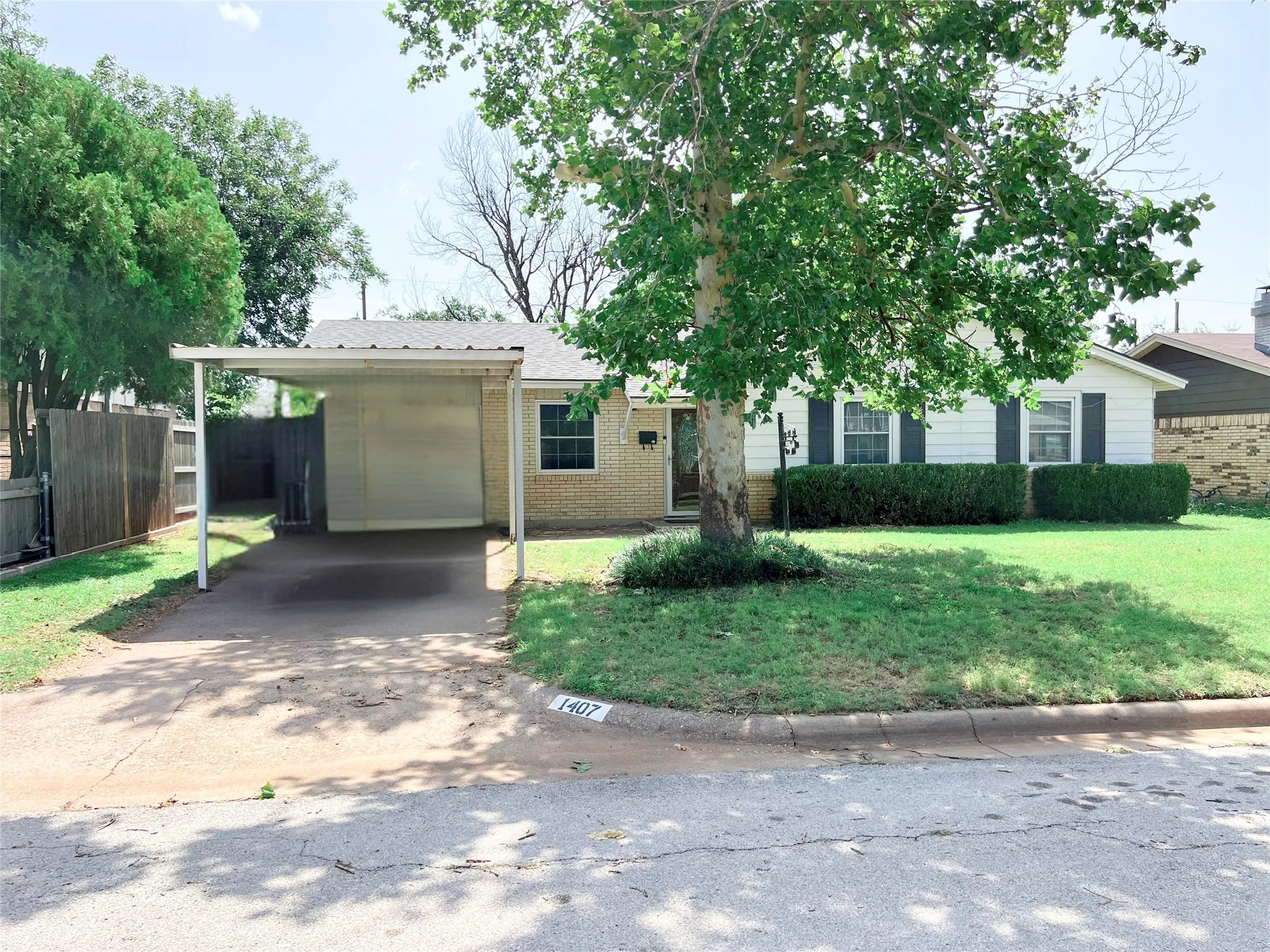 Single Family Residence For Sale in Wichita County , 1407 Ruidosa, Wichita Falls, Texas 76306, 3 Bedroom, 2 Bathroom, 1 Garage spaces, 1,452 Sqft, built in 1963, mls#21335475, Real Estate Agent in Wichita Falls, Homes For Sale in Wichita county, Homes For Sale in Wichita Falls, Realtor in Wichita Falls Texas, Real Estate Brokerage Independent Realty Texas, Luminita Cordes Realtor
