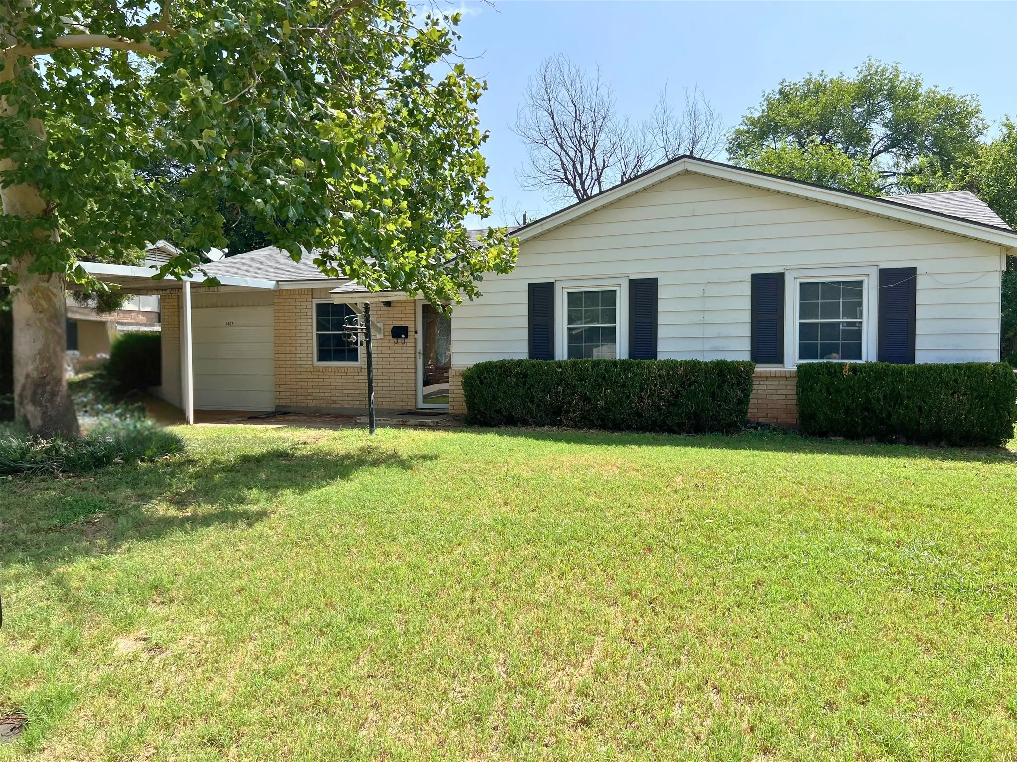 Single Family Residence For Sale in Wichita County , 1407 Ruidosa, Wichita Falls, Texas 76306, 3 Bedroom, 2 Bathroom, 1 Garage spaces, 1,452 Sqft, built in 1963, mls#21335475, Real Estate Agent in Wichita Falls, Homes For Sale in Wichita county, Homes For Sale in Wichita Falls, Realtor in Wichita Falls Texas, Real Estate Brokerage Independent Realty Texas, Luminita Cordes Realtor