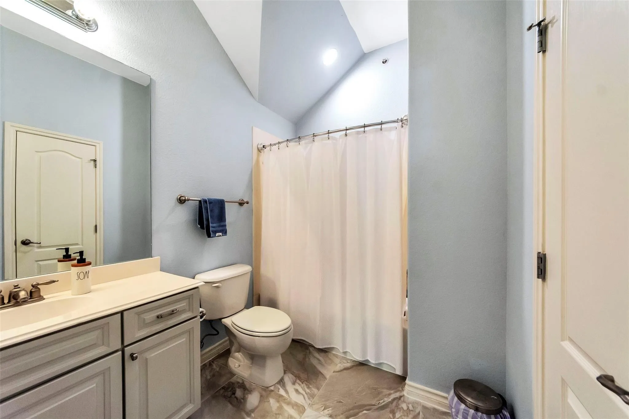 Townhouse For Rent in Tarrant County , 619 Rosemead Drive, Euless, Texas 76039, 3 Bedroom, 3 Bathroom, 2 Garage spaces, 1,877 Sqft, built in 2003, mls#21335491, Real Estate Agent in Euless, Homes For Rent in Tarrant county, Homes For Rent in Euless, Realtor in Euless Texas, Real Estate Brokerage Independent Realty Texas, Luminita Cordes Realtor