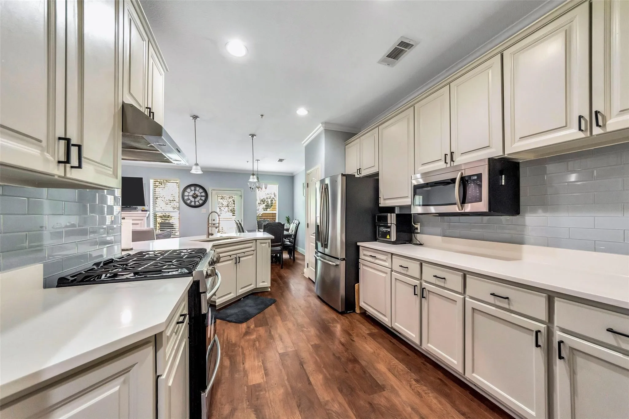 Townhouse For Rent in Tarrant County , 619 Rosemead Drive, Euless, Texas 76039, 3 Bedroom, 3 Bathroom, 2 Garage spaces, 1,877 Sqft, built in 2003, mls#21335491, Real Estate Agent in Euless, Homes For Rent in Tarrant county, Homes For Rent in Euless, Realtor in Euless Texas, Real Estate Brokerage Independent Realty Texas, Luminita Cordes Realtor