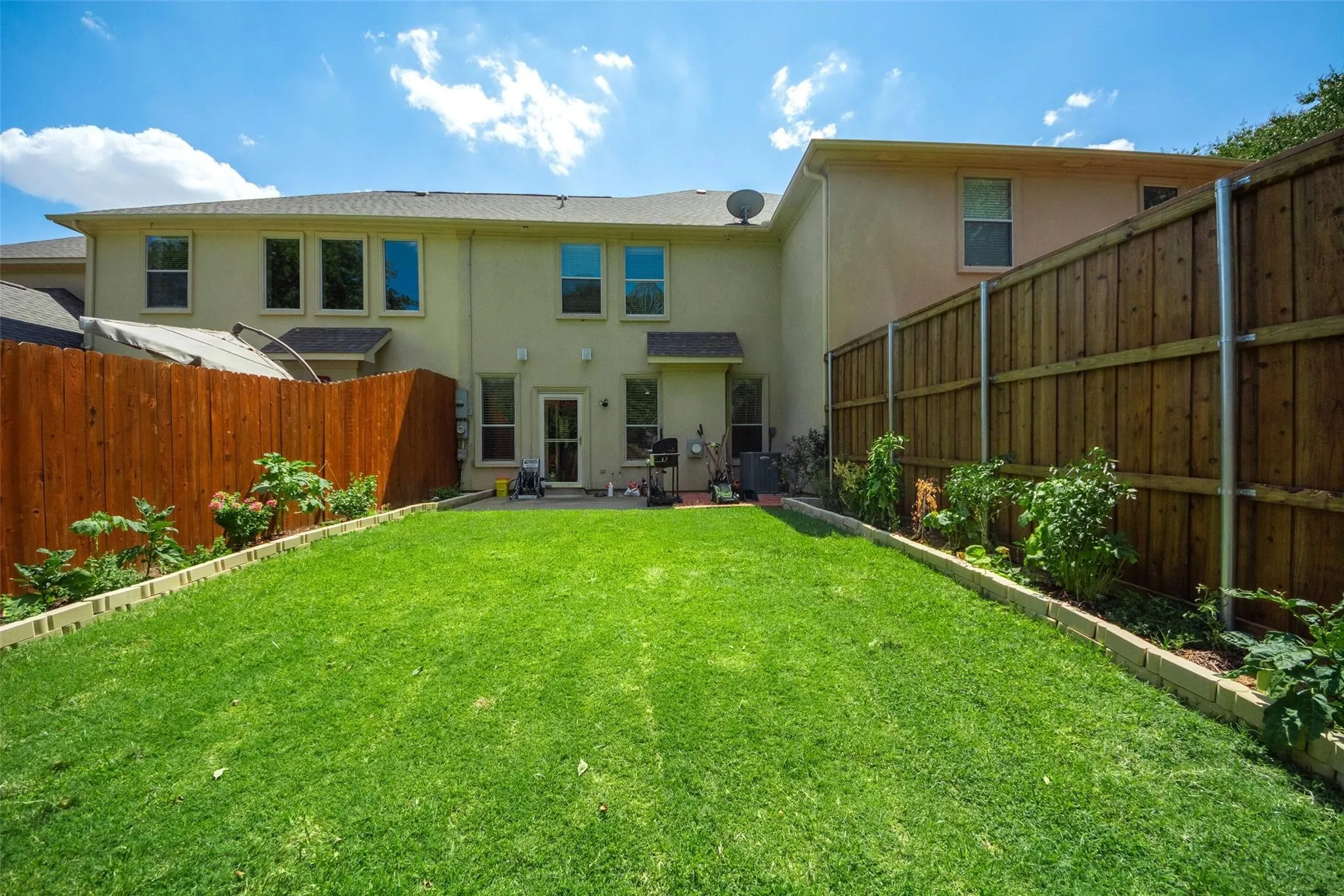 Townhouse For Rent in Tarrant County , 619 Rosemead Drive, Euless, Texas 76039, 3 Bedroom, 3 Bathroom, 2 Garage spaces, 1,877 Sqft, built in 2003, mls#21335491, Real Estate Agent in Euless, Homes For Rent in Tarrant county, Homes For Rent in Euless, Realtor in Euless Texas, Real Estate Brokerage Independent Realty Texas, Luminita Cordes Realtor