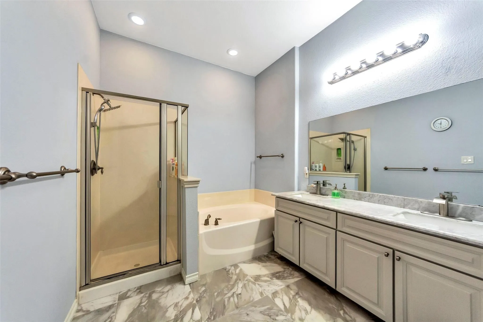 Townhouse For Rent in Tarrant County , 619 Rosemead Drive, Euless, Texas 76039, 3 Bedroom, 3 Bathroom, 2 Garage spaces, 1,877 Sqft, built in 2003, mls#21335491, Real Estate Agent in Euless, Homes For Rent in Tarrant county, Homes For Rent in Euless, Realtor in Euless Texas, Real Estate Brokerage Independent Realty Texas, Luminita Cordes Realtor