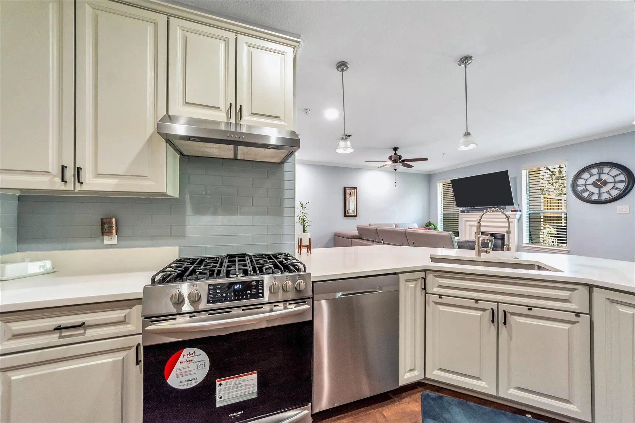 Townhouse For Rent in Tarrant County , 619 Rosemead Drive, Euless, Texas 76039, 3 Bedroom, 3 Bathroom, 2 Garage spaces, 1,877 Sqft, built in 2003, mls#21335491, Real Estate Agent in Euless, Homes For Rent in Tarrant county, Homes For Rent in Euless, Realtor in Euless Texas, Real Estate Brokerage Independent Realty Texas, Luminita Cordes Realtor