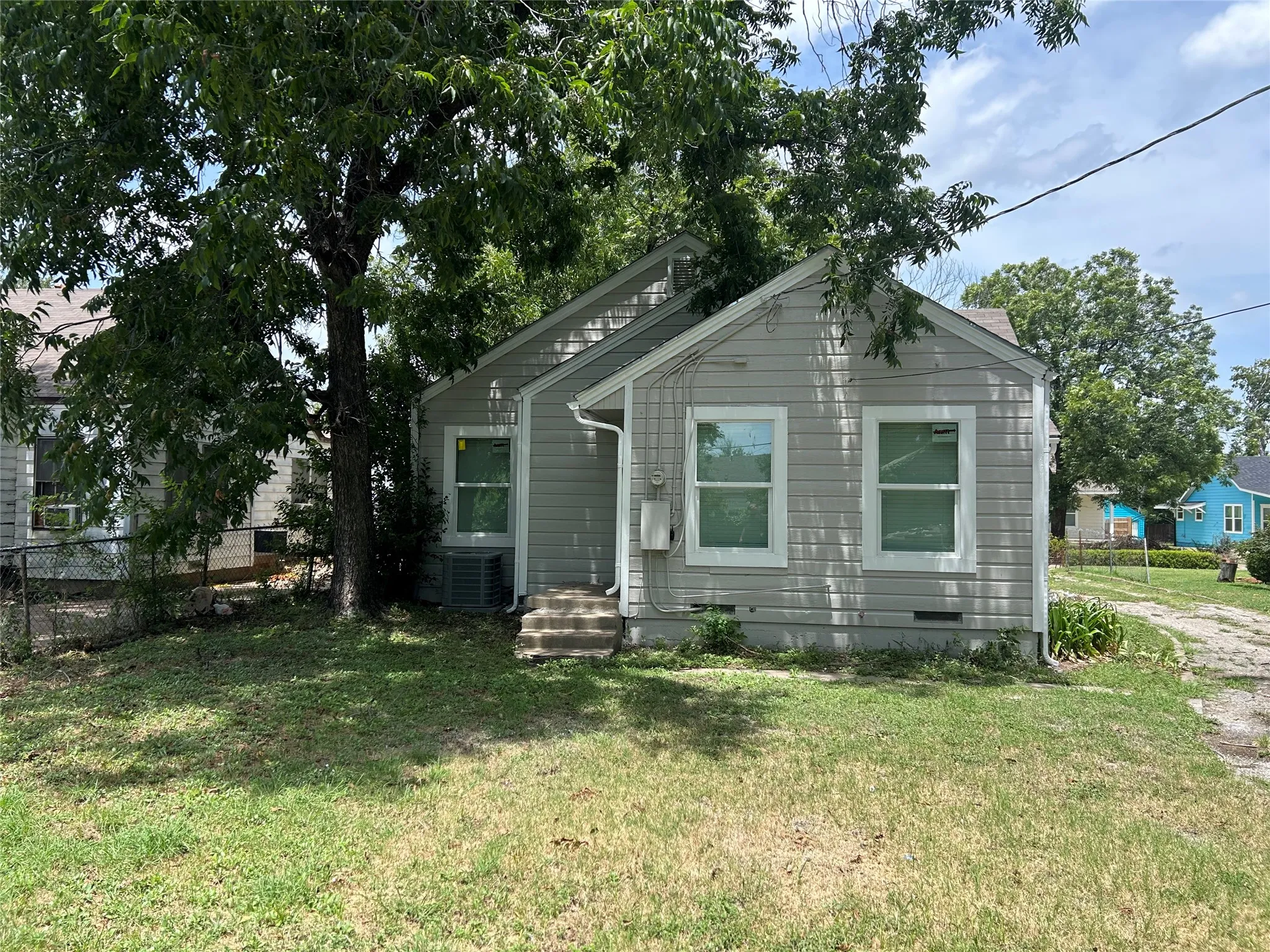 Single Family Residence For Sale in Tarrant County , 600 E Robert Street, Fort Worth, Texas 76104, 2 Bedroom, 1 Bathroom, Garage spaces, 1,090 Sqft, built in 1939, mls#21335063, Real Estate Agent in Fort Worth, Homes For Sale in Tarrant county, Homes For Sale in Fort Worth, Realtor in Fort Worth Texas, Real Estate Brokerage Independent Realty Texas, Luminita Cordes Realtor