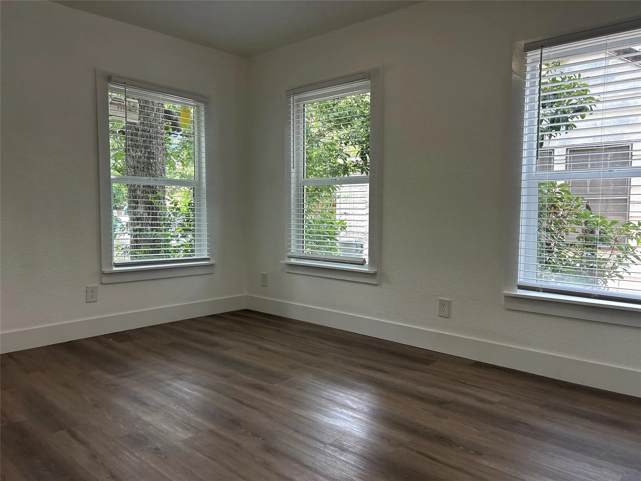 Single Family Residence For Sale in Tarrant County , 600 E Robert Street, Fort Worth, Texas 76104, 2 Bedroom, 1 Bathroom, Garage spaces, 1,090 Sqft, built in 1939, mls#21335063, Real Estate Agent in Fort Worth, Homes For Sale in Tarrant county, Homes For Sale in Fort Worth, Realtor in Fort Worth Texas, Real Estate Brokerage Independent Realty Texas, Luminita Cordes Realtor
