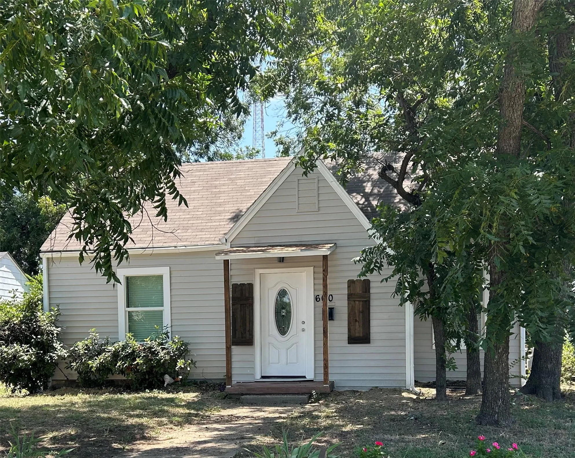 Single Family Residence For Sale in Tarrant County , 600 E Robert Street, Fort Worth, Texas 76104, 2 Bedroom, 1 Bathroom, Garage spaces, 1,090 Sqft, built in 1939, mls#21335063, Real Estate Agent in Fort Worth, Homes For Sale in Tarrant county, Homes For Sale in Fort Worth, Realtor in Fort Worth Texas, Real Estate Brokerage Independent Realty Texas, Luminita Cordes Realtor