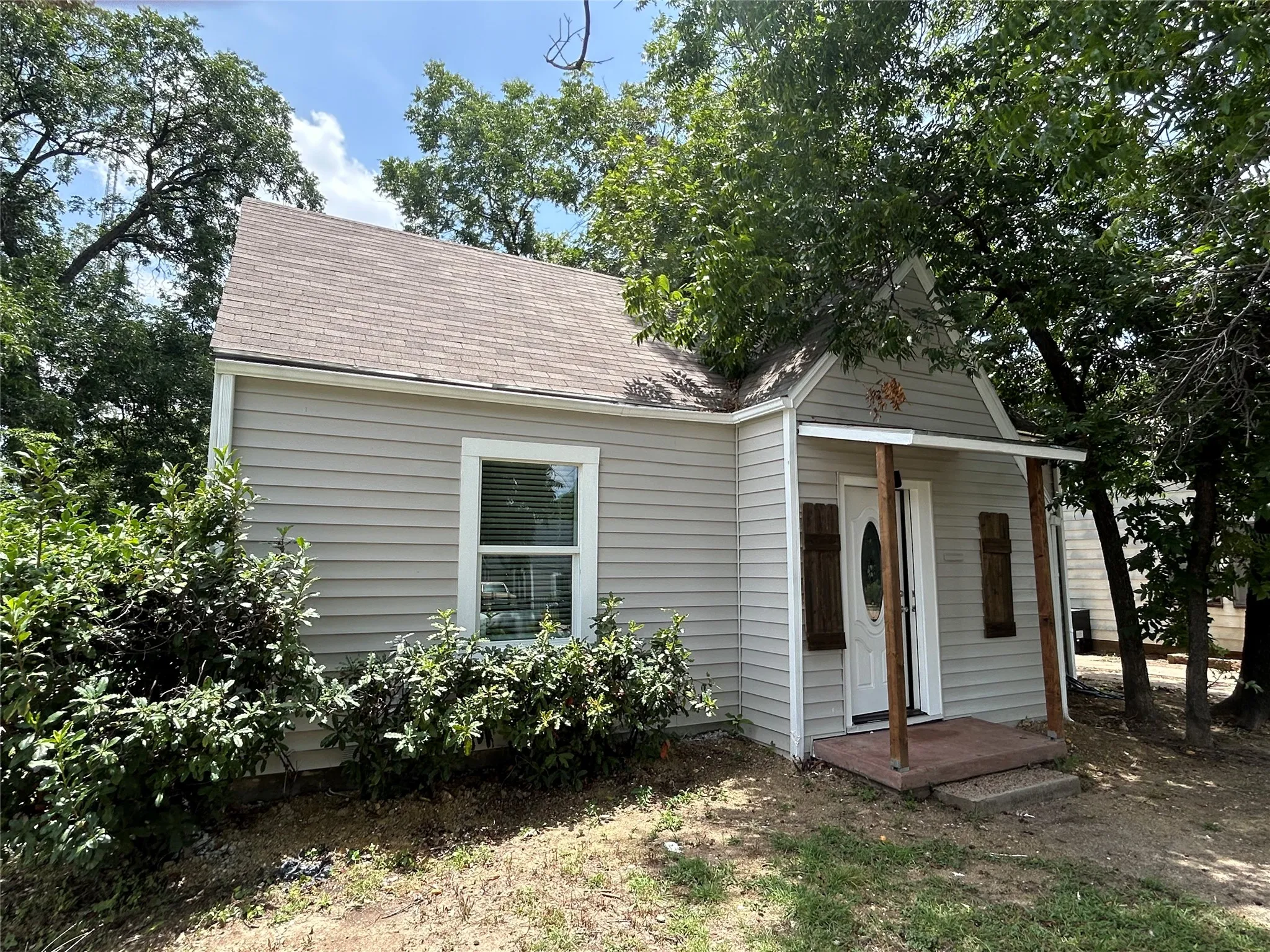 Single Family Residence For Sale in Tarrant County , 600 E Robert Street, Fort Worth, Texas 76104, 2 Bedroom, 1 Bathroom, Garage spaces, 1,090 Sqft, built in 1939, mls#21335063, Real Estate Agent in Fort Worth, Homes For Sale in Tarrant county, Homes For Sale in Fort Worth, Realtor in Fort Worth Texas, Real Estate Brokerage Independent Realty Texas, Luminita Cordes Realtor