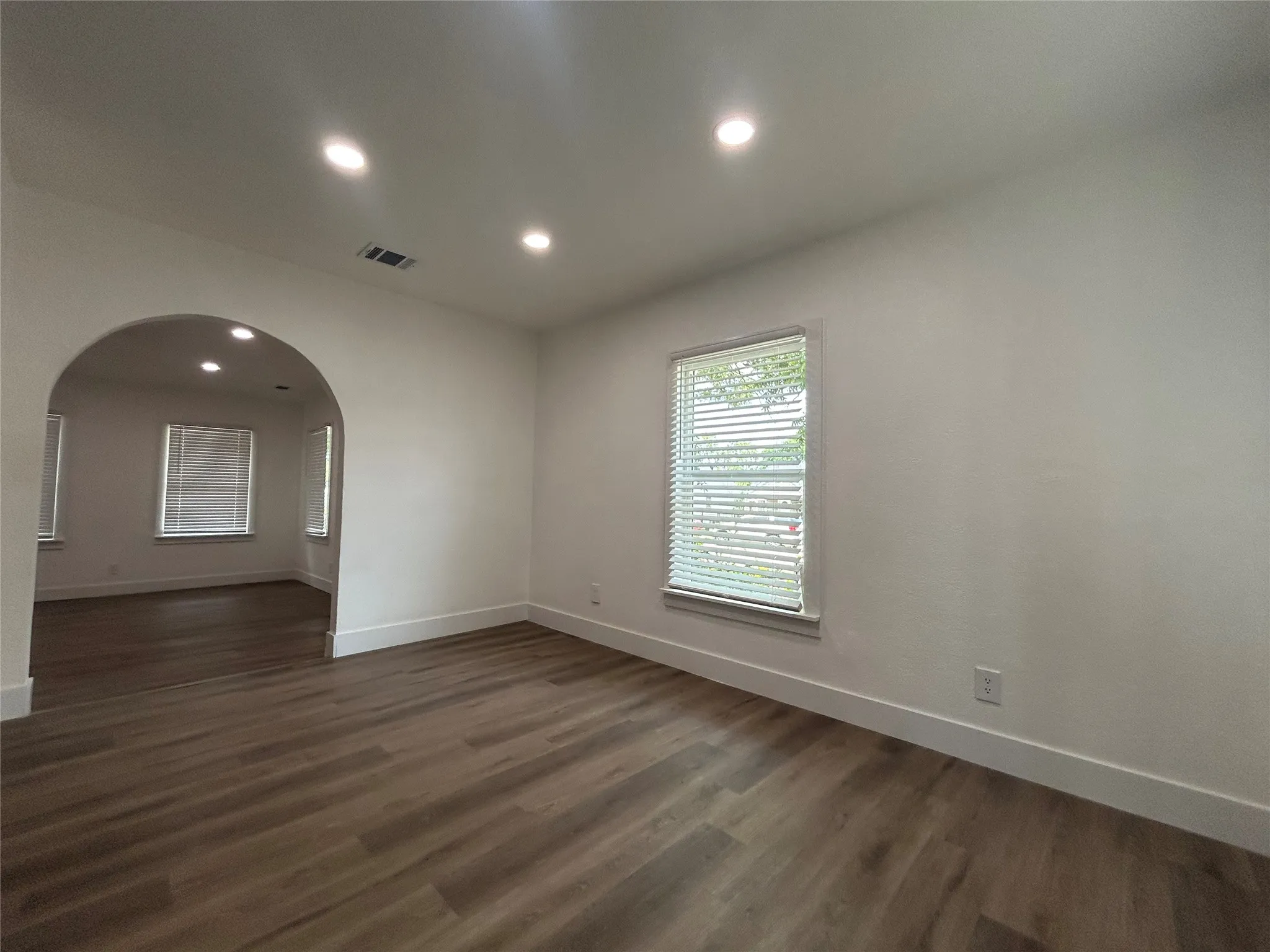 Single Family Residence For Sale in Tarrant County , 600 E Robert Street, Fort Worth, Texas 76104, 2 Bedroom, 1 Bathroom, Garage spaces, 1,090 Sqft, built in 1939, mls#21335063, Real Estate Agent in Fort Worth, Homes For Sale in Tarrant county, Homes For Sale in Fort Worth, Realtor in Fort Worth Texas, Real Estate Brokerage Independent Realty Texas, Luminita Cordes Realtor