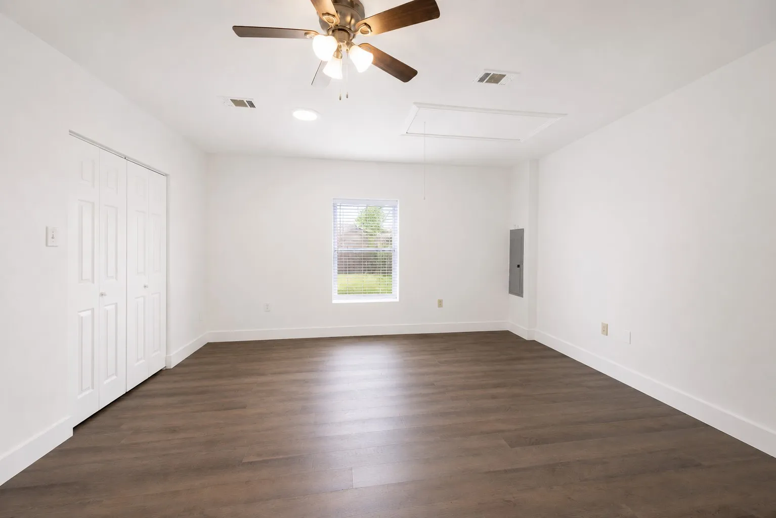 Single Family Residence For Sale in Denton County , 4201 Phoenix, Carrollton, Texas 75010, 3 Bedroom, 3 Bathroom, Garage spaces, 1,519 Sqft, built in 1987, mls#21335368, Real Estate Agent in Carrollton, Homes For Sale in Denton county, Homes For Sale in Carrollton, Realtor in Carrollton Texas, Real Estate Brokerage Independent Realty Texas, Luminita Cordes Realtor