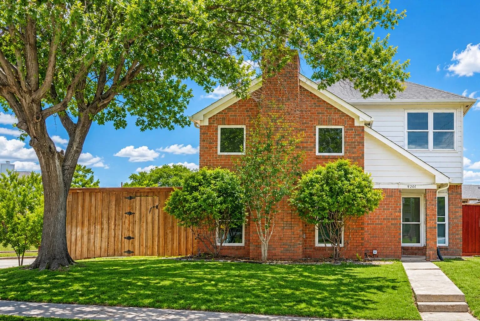Single Family Residence For Sale in Denton County , 4201 Phoenix, Carrollton, Texas 75010, 3 Bedroom, 3 Bathroom, Garage spaces, 1,519 Sqft, built in 1987, mls#21335368, Real Estate Agent in Carrollton, Homes For Sale in Denton county, Homes For Sale in Carrollton, Realtor in Carrollton Texas, Real Estate Brokerage Independent Realty Texas, Luminita Cordes Realtor