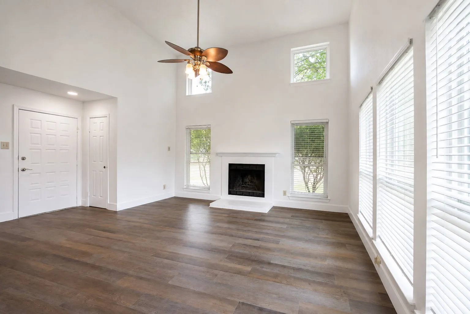 Single Family Residence For Sale in Denton County , 4201 Phoenix, Carrollton, Texas 75010, 3 Bedroom, 3 Bathroom, Garage spaces, 1,519 Sqft, built in 1987, mls#21335368, Real Estate Agent in Carrollton, Homes For Sale in Denton county, Homes For Sale in Carrollton, Realtor in Carrollton Texas, Real Estate Brokerage Independent Realty Texas, Luminita Cordes Realtor