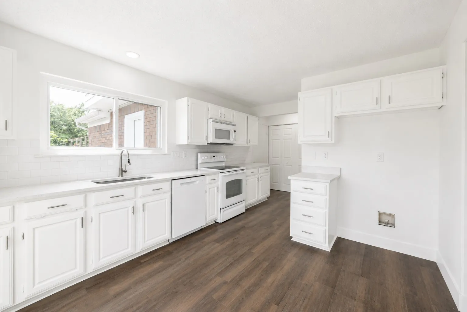 Single Family Residence For Sale in Denton County , 4201 Phoenix, Carrollton, Texas 75010, 3 Bedroom, 3 Bathroom, Garage spaces, 1,519 Sqft, built in 1987, mls#21335368, Real Estate Agent in Carrollton, Homes For Sale in Denton county, Homes For Sale in Carrollton, Realtor in Carrollton Texas, Real Estate Brokerage Independent Realty Texas, Luminita Cordes Realtor
