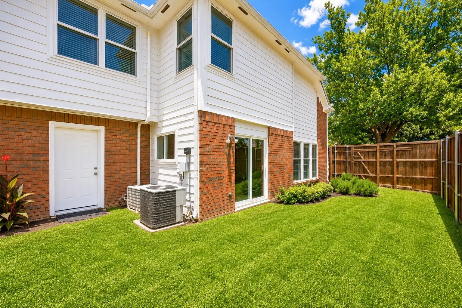 Single Family Residence For Sale in Denton County , 4201 Phoenix, Carrollton, Texas 75010, 3 Bedroom, 3 Bathroom, Garage spaces, 1,519 Sqft, built in 1987, mls#21335368, Real Estate Agent in Carrollton, Homes For Sale in Denton county, Homes For Sale in Carrollton, Realtor in Carrollton Texas, Real Estate Brokerage Independent Realty Texas, Luminita Cordes Realtor