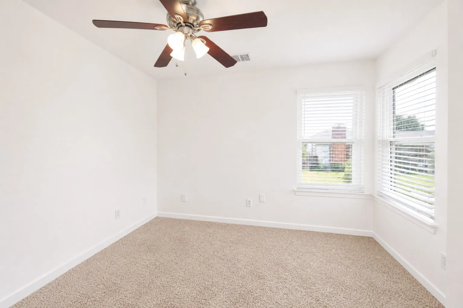 Single Family Residence For Sale in Denton County , 4201 Phoenix, Carrollton, Texas 75010, 3 Bedroom, 3 Bathroom, Garage spaces, 1,519 Sqft, built in 1987, mls#21335368, Real Estate Agent in Carrollton, Homes For Sale in Denton county, Homes For Sale in Carrollton, Realtor in Carrollton Texas, Real Estate Brokerage Independent Realty Texas, Luminita Cordes Realtor