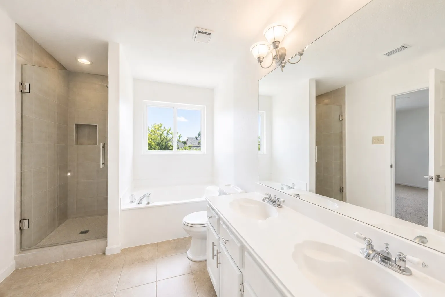 Single Family Residence For Sale in Denton County , 4201 Phoenix, Carrollton, Texas 75010, 3 Bedroom, 3 Bathroom, Garage spaces, 1,519 Sqft, built in 1987, mls#21335368, Real Estate Agent in Carrollton, Homes For Sale in Denton county, Homes For Sale in Carrollton, Realtor in Carrollton Texas, Real Estate Brokerage Independent Realty Texas, Luminita Cordes Realtor