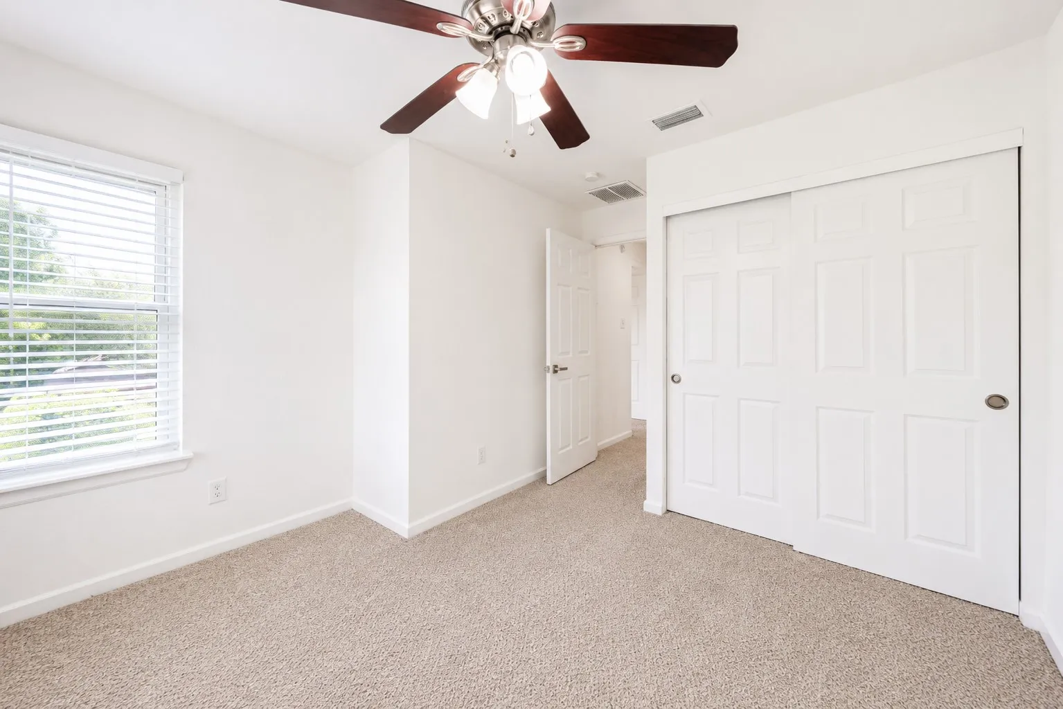 Single Family Residence For Sale in Denton County , 4201 Phoenix, Carrollton, Texas 75010, 3 Bedroom, 3 Bathroom, Garage spaces, 1,519 Sqft, built in 1987, mls#21335368, Real Estate Agent in Carrollton, Homes For Sale in Denton county, Homes For Sale in Carrollton, Realtor in Carrollton Texas, Real Estate Brokerage Independent Realty Texas, Luminita Cordes Realtor