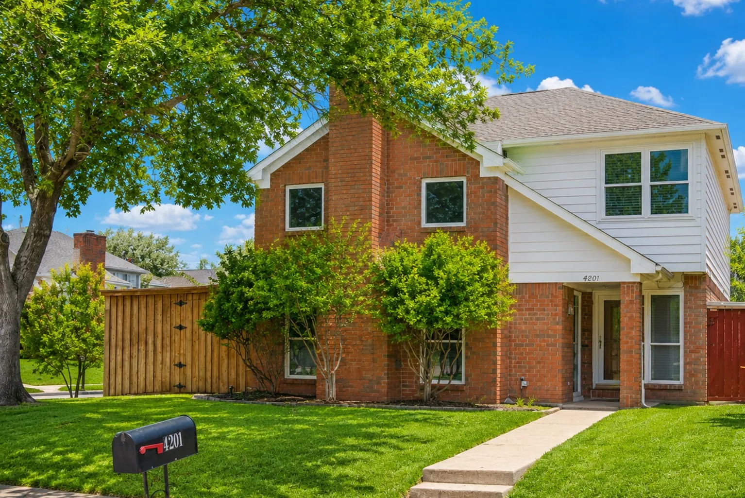 Single Family Residence For Sale in Denton County , 4201 Phoenix, Carrollton, Texas 75010, 3 Bedroom, 3 Bathroom, Garage spaces, 1,519 Sqft, built in 1987, mls#21335368, Real Estate Agent in Carrollton, Homes For Sale in Denton county, Homes For Sale in Carrollton, Realtor in Carrollton Texas, Real Estate Brokerage Independent Realty Texas, Luminita Cordes Realtor