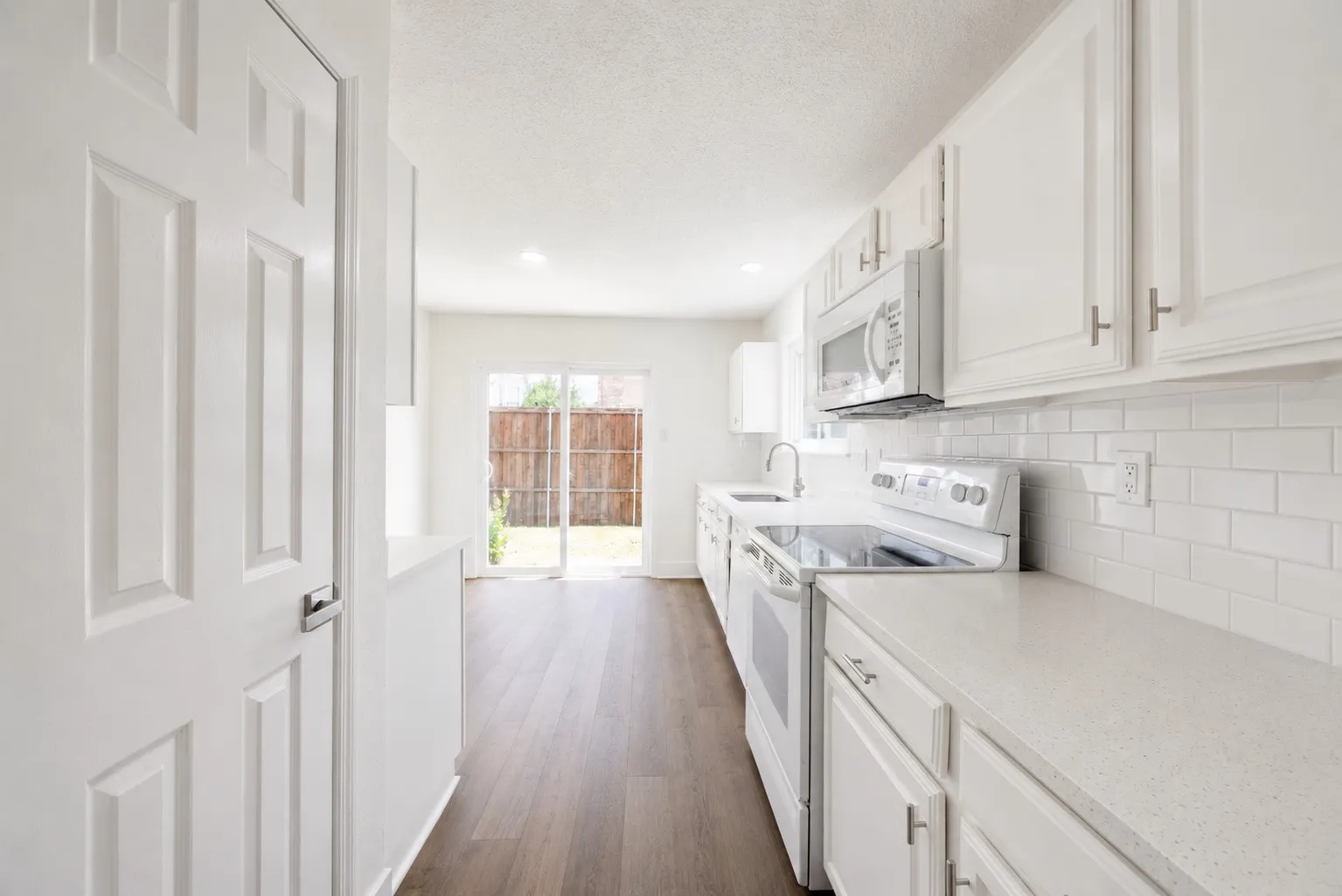 Single Family Residence For Sale in Denton County , 4201 Phoenix, Carrollton, Texas 75010, 3 Bedroom, 3 Bathroom, Garage spaces, 1,519 Sqft, built in 1987, mls#21335368, Real Estate Agent in Carrollton, Homes For Sale in Denton county, Homes For Sale in Carrollton, Realtor in Carrollton Texas, Real Estate Brokerage Independent Realty Texas, Luminita Cordes Realtor