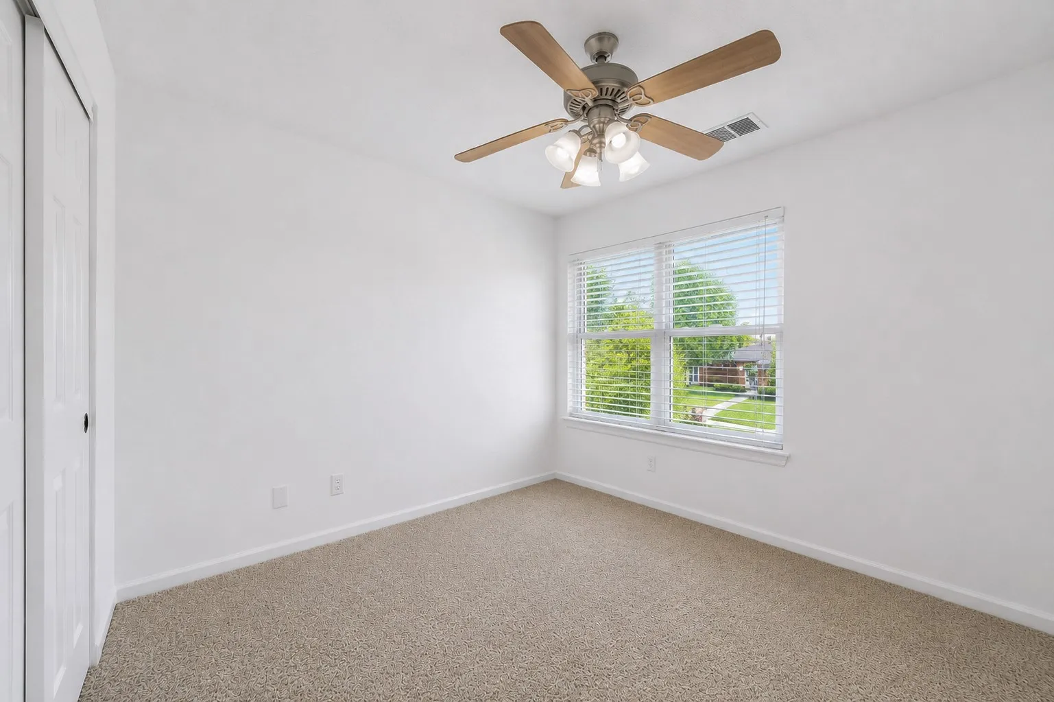Single Family Residence For Sale in Denton County , 4201 Phoenix, Carrollton, Texas 75010, 3 Bedroom, 3 Bathroom, Garage spaces, 1,519 Sqft, built in 1987, mls#21335368, Real Estate Agent in Carrollton, Homes For Sale in Denton county, Homes For Sale in Carrollton, Realtor in Carrollton Texas, Real Estate Brokerage Independent Realty Texas, Luminita Cordes Realtor